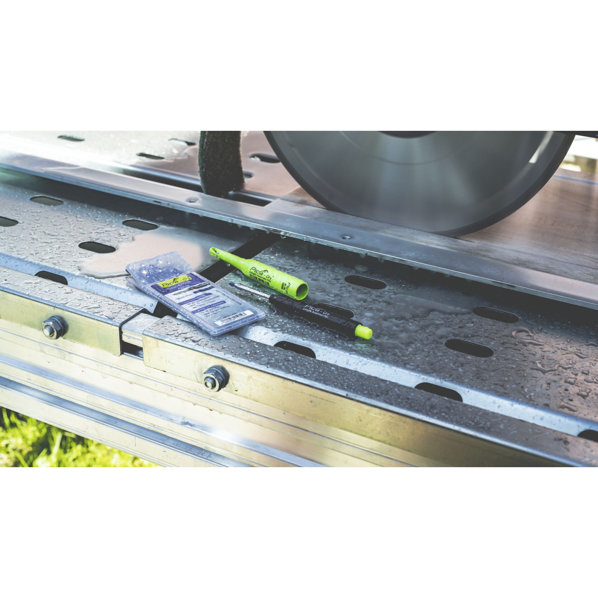 Drinnen, Innenarchitektur, Wohnen, Dach, Tennisball