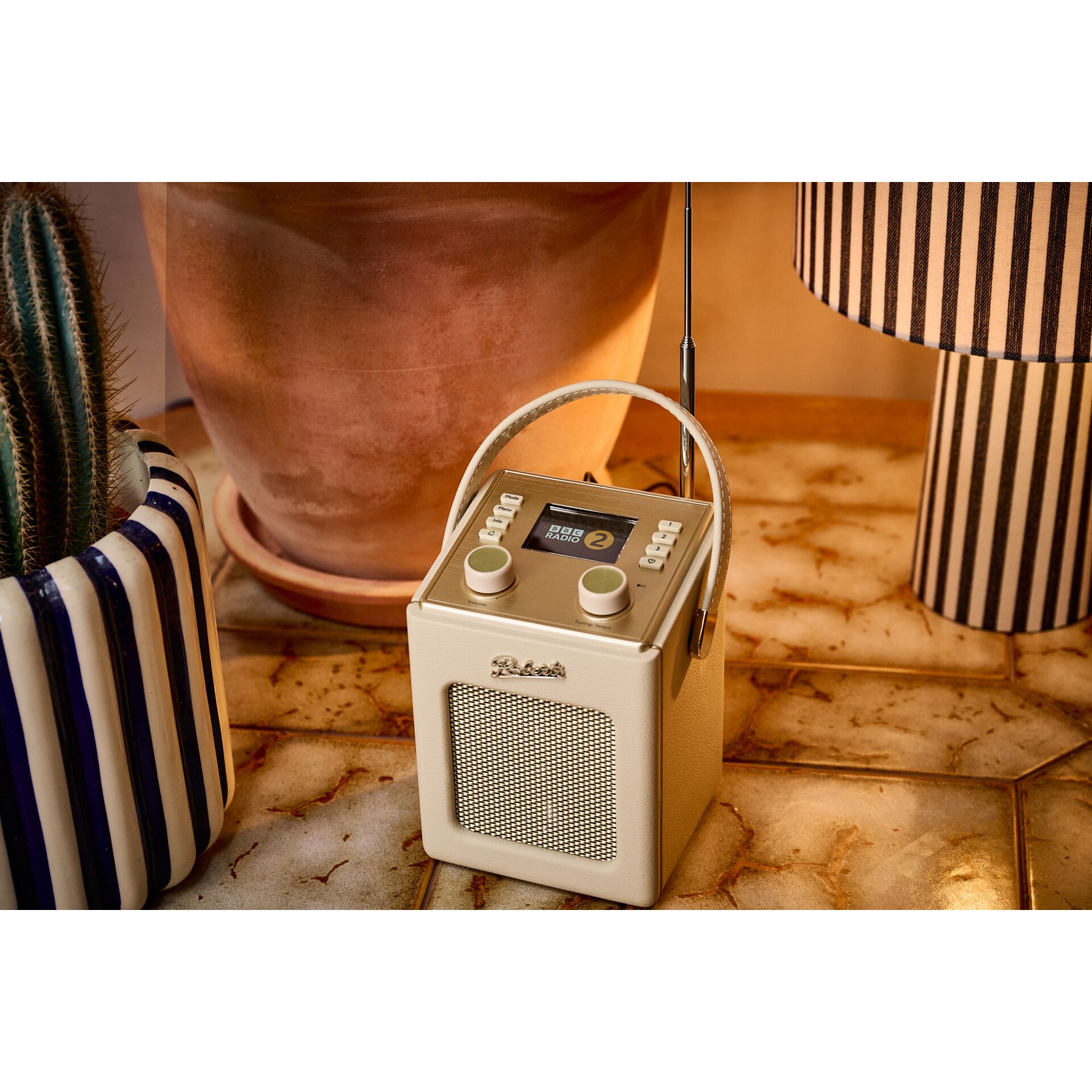 Tragbares Radio, Cremefarben, Tragegriff, Digitaldisplay, Teleskopantenne