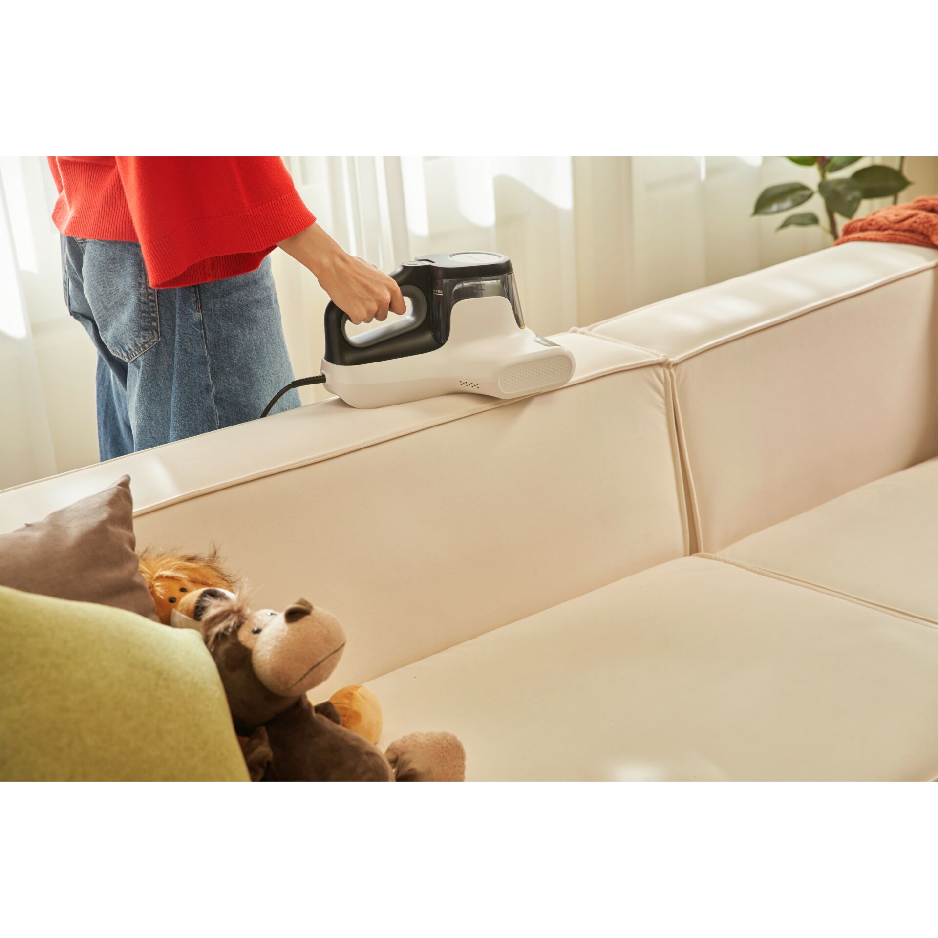 Couch, Innenarchitektur, Kissen, Dekoration für Zuhause, Person