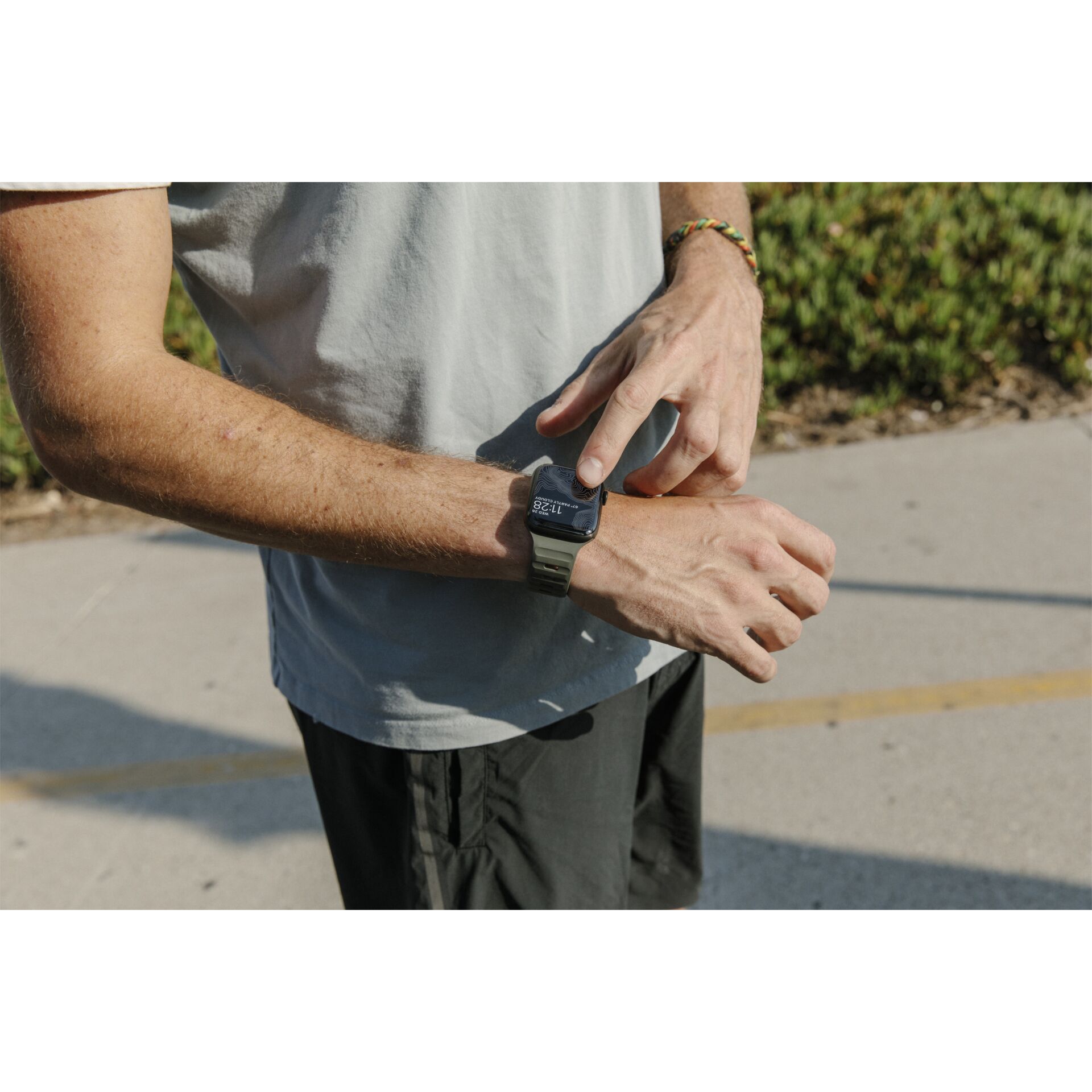 Person, Gehen, Handgelenk, Erwachsener, Mann