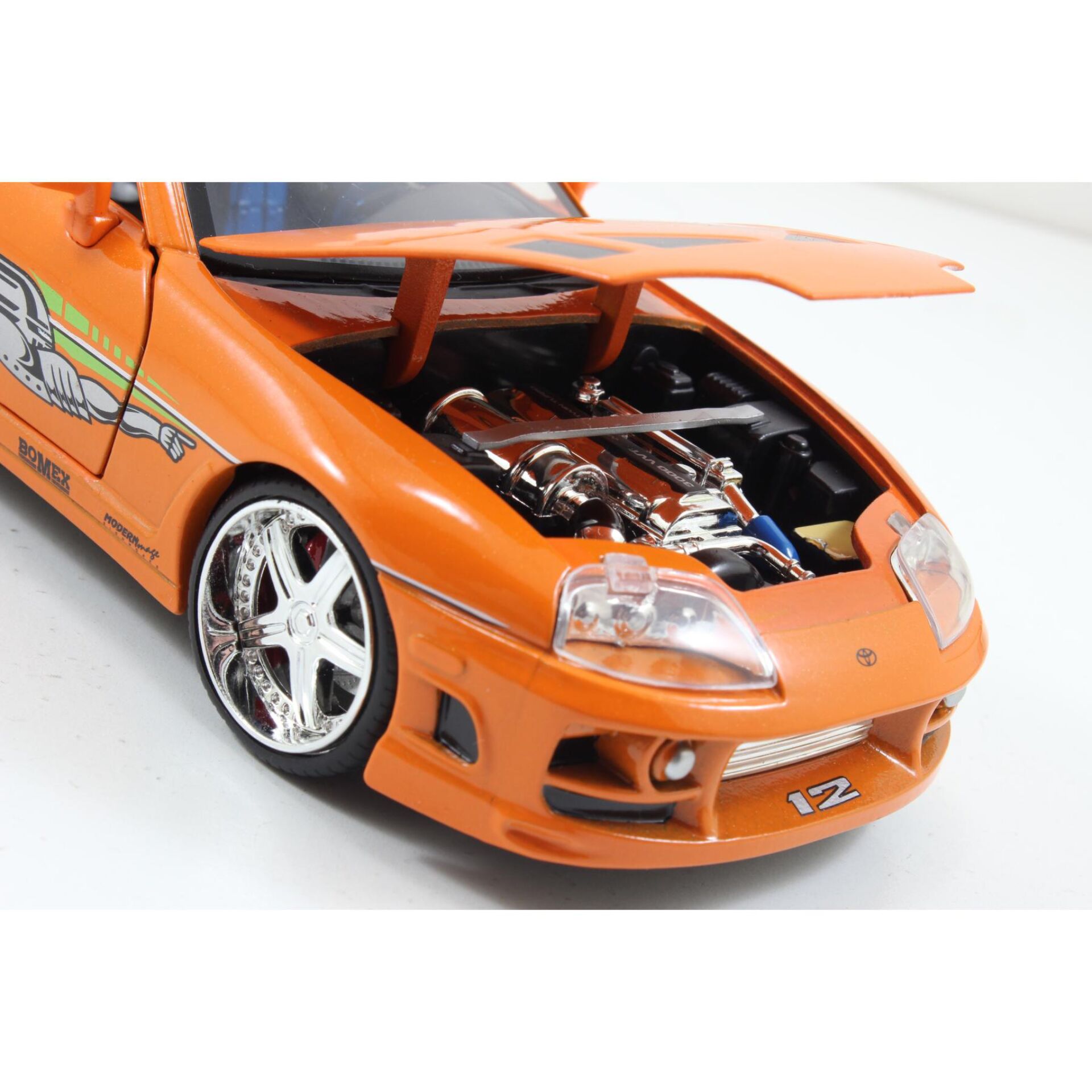 Model car, Orangenes Auto, Motorhaube geöffnet, Chrome-Räder, Motoren-Detail