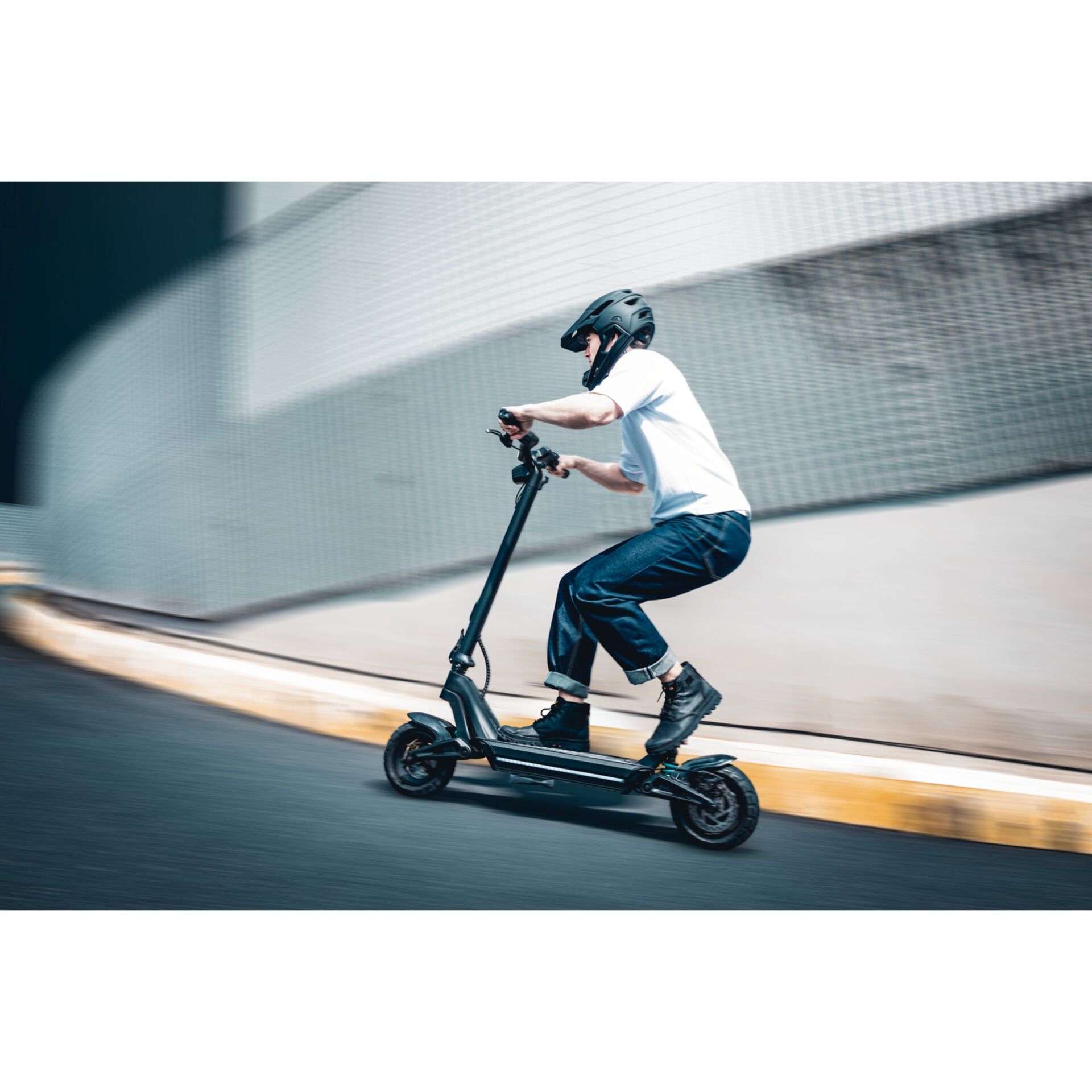 E-Scooter, Halterung, Helm, Jeans, Sneaker