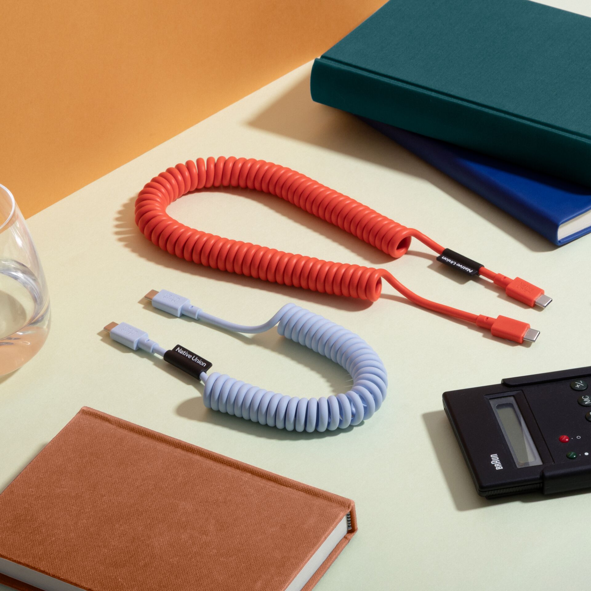 USB-C-Kabel, gekräuseltes Kabel, rotes Kabel, blaues Kabel, Elektronik Zubehör