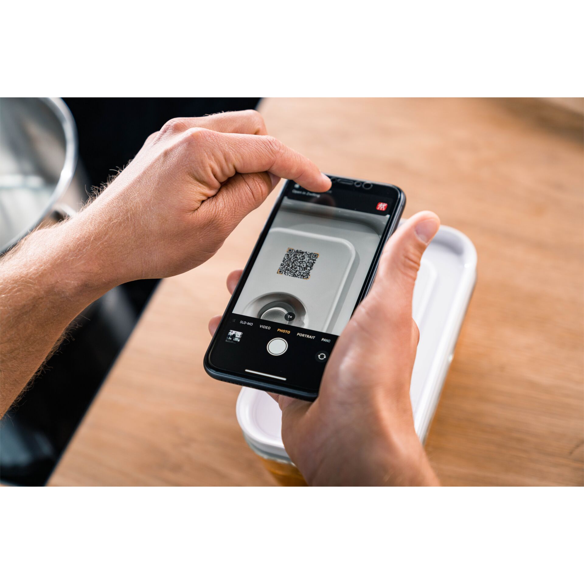 Smartphone, QR-Code, weißes Küchengerät, QR-Scanner
