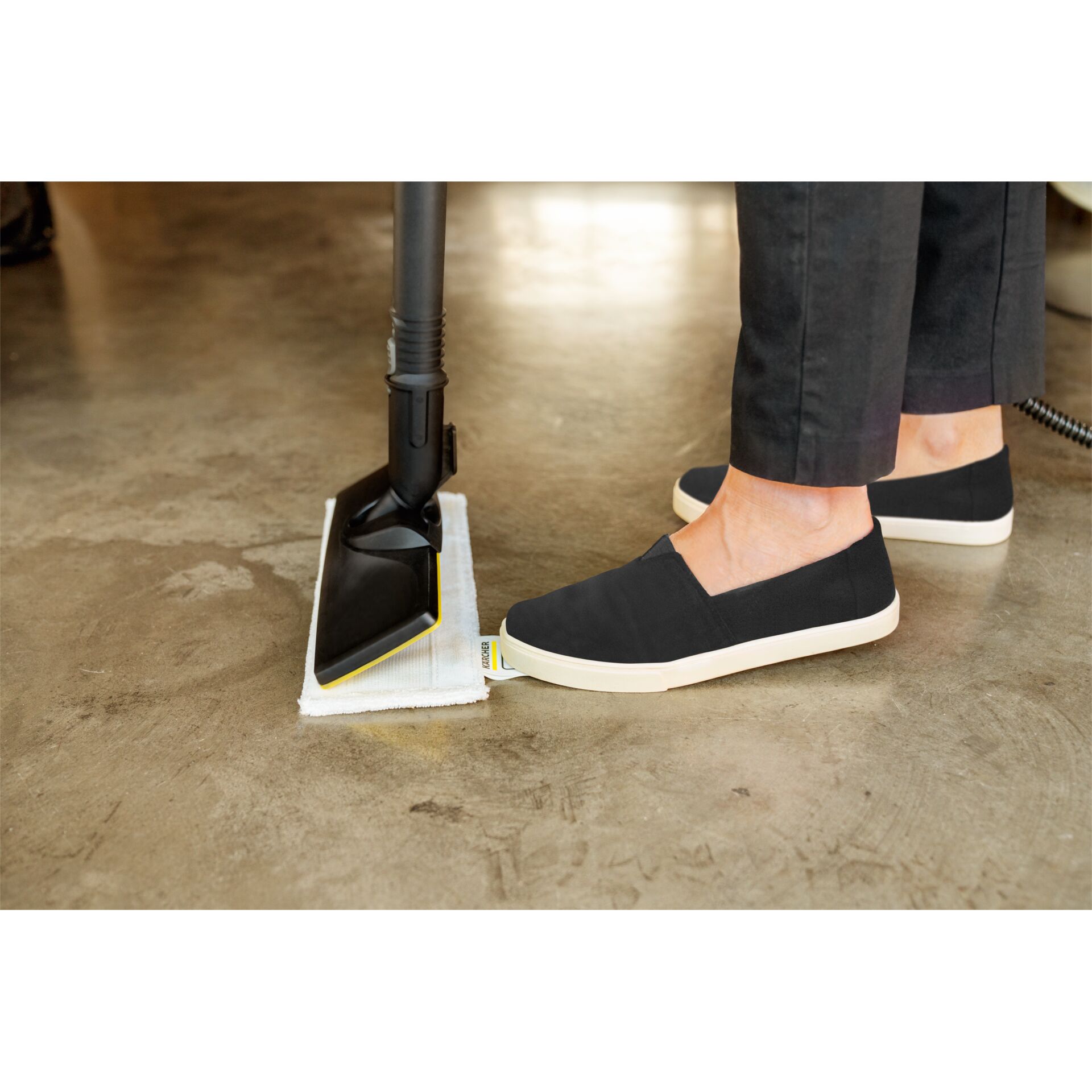 Drinnen, Innenarchitektur, Schuhwerk, Schuh, Sneaker, Drinnen, Innenarchitektur, Schuhwerk, Schuh, Sneaker