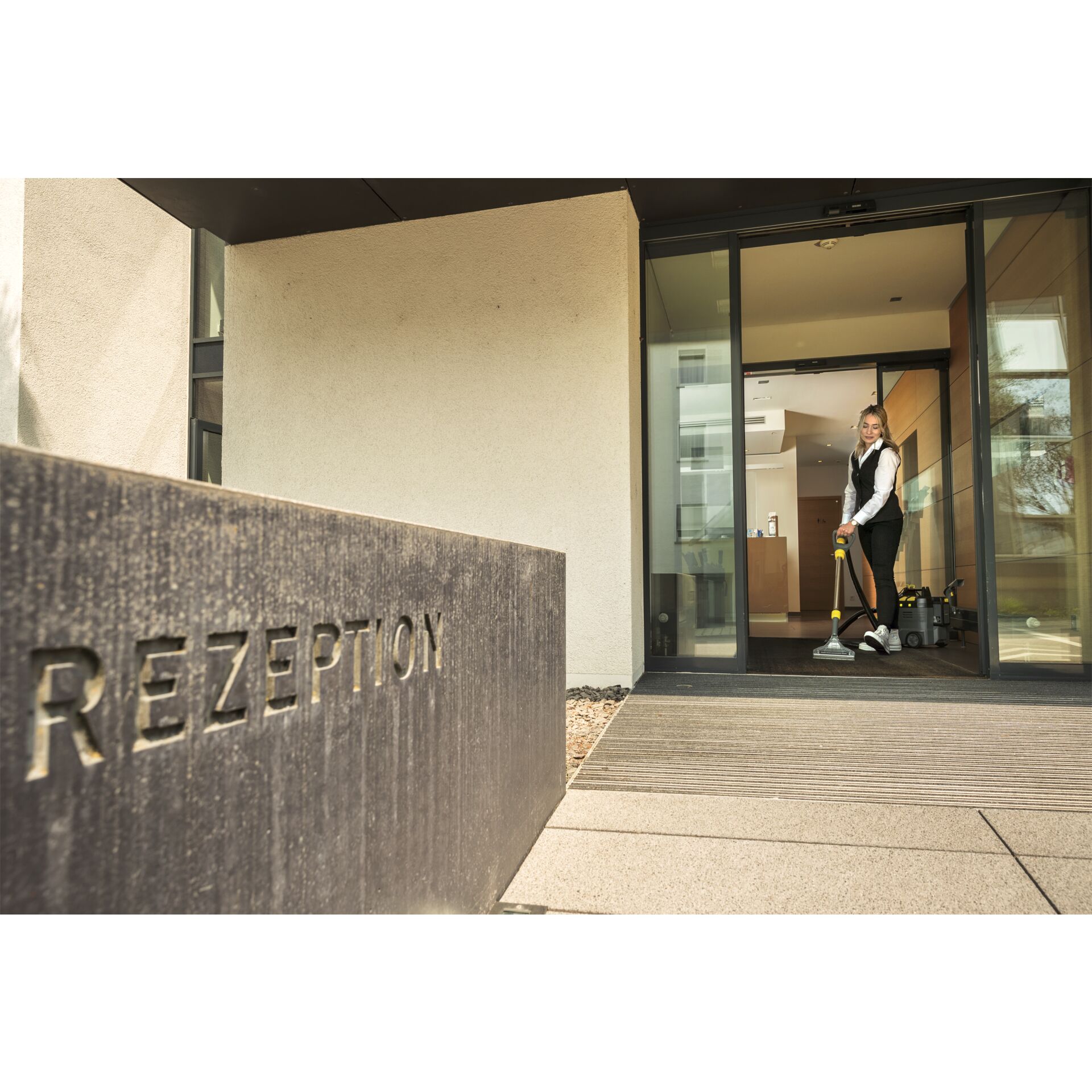 Innenarchitektur, Tür, Person, Schuh, Fußboden