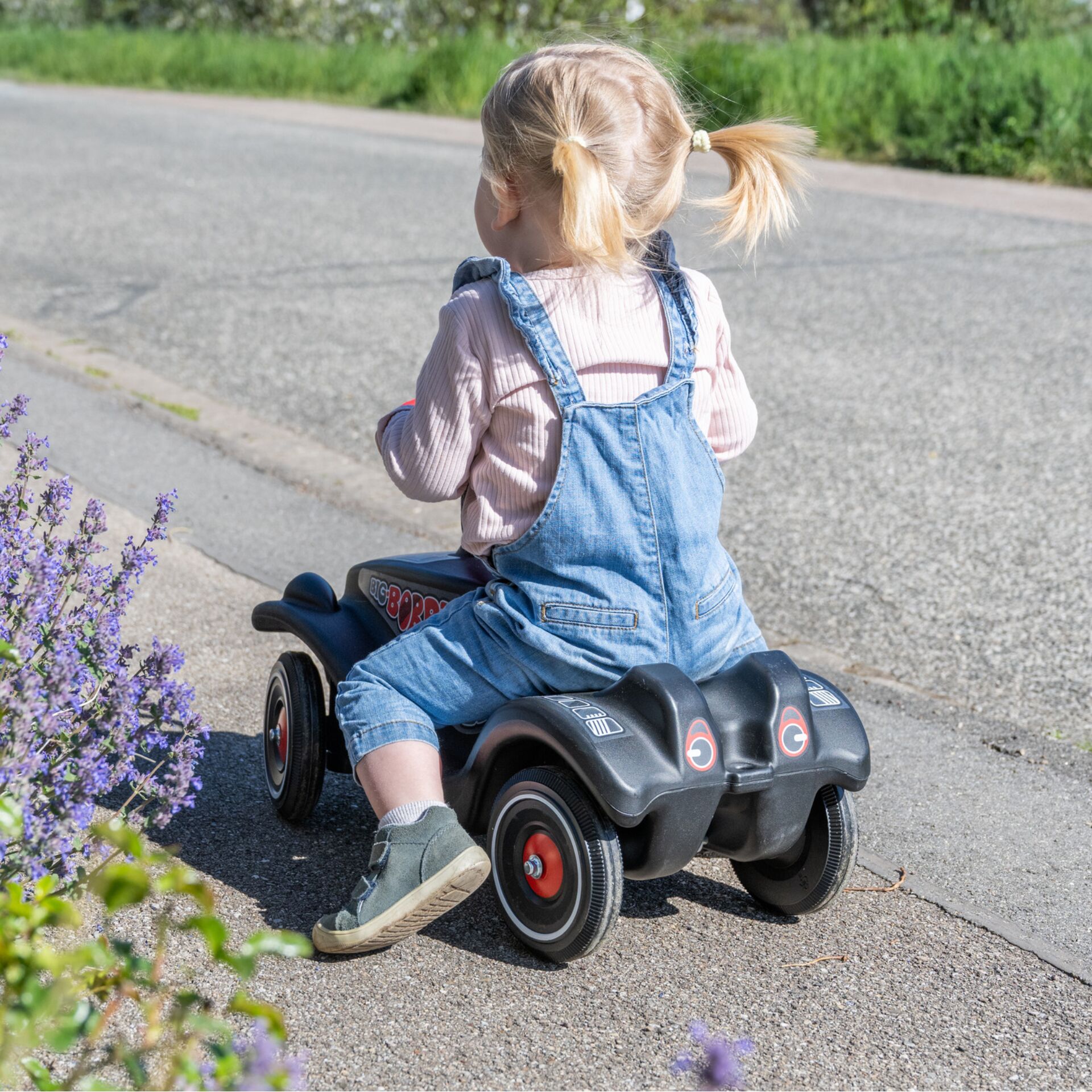 Kinderauto, Rutschauto, Puppenwagen, Denim-Overall, RosaPullover
