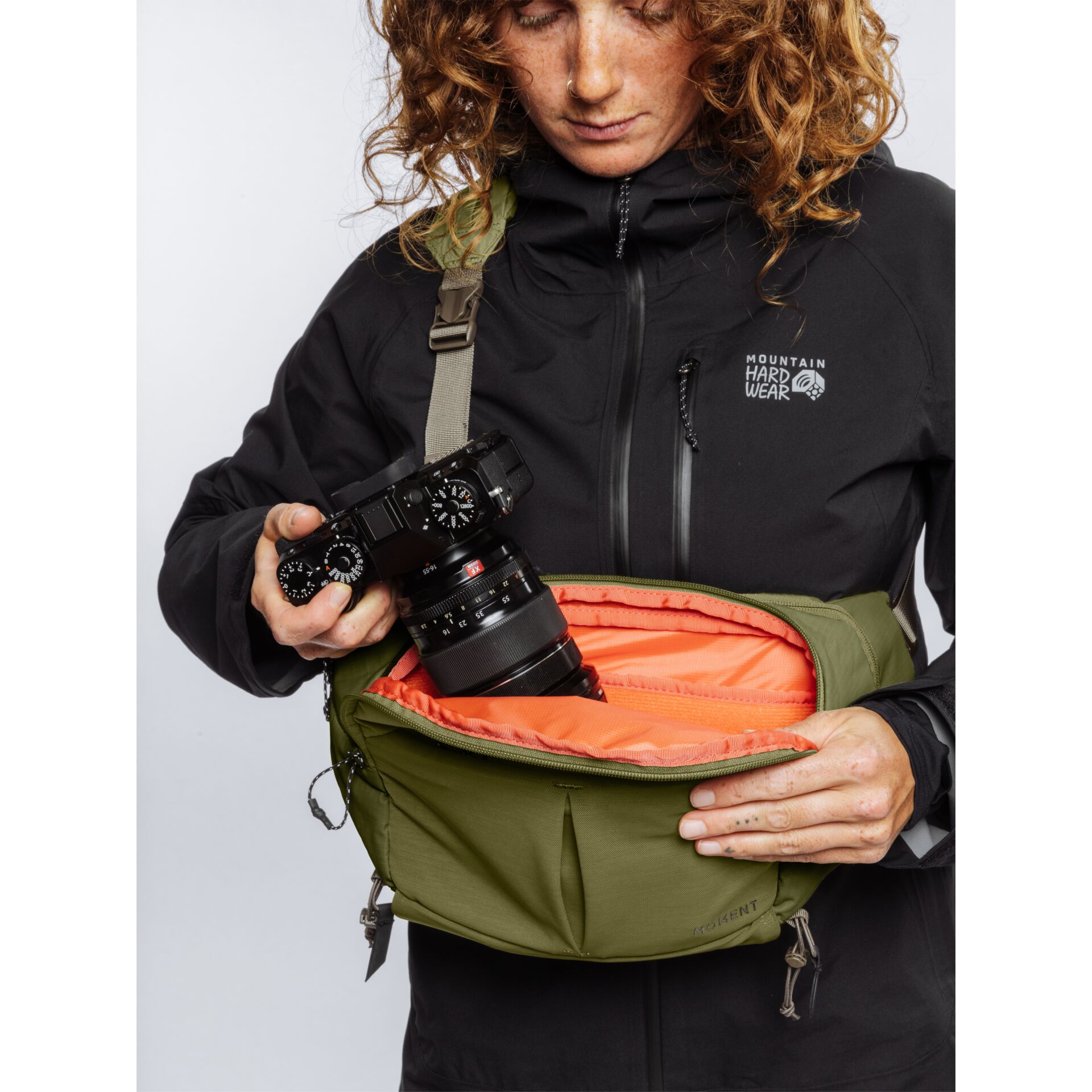 Kamera, Taillentasche, olivgrün, oranger Innenfutter, Bergoutfit