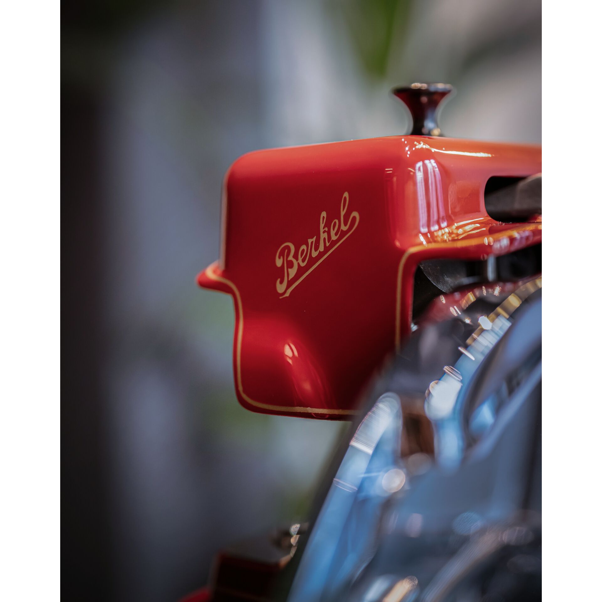 rote lackierung, motorbike, metall?, farben?, badge?