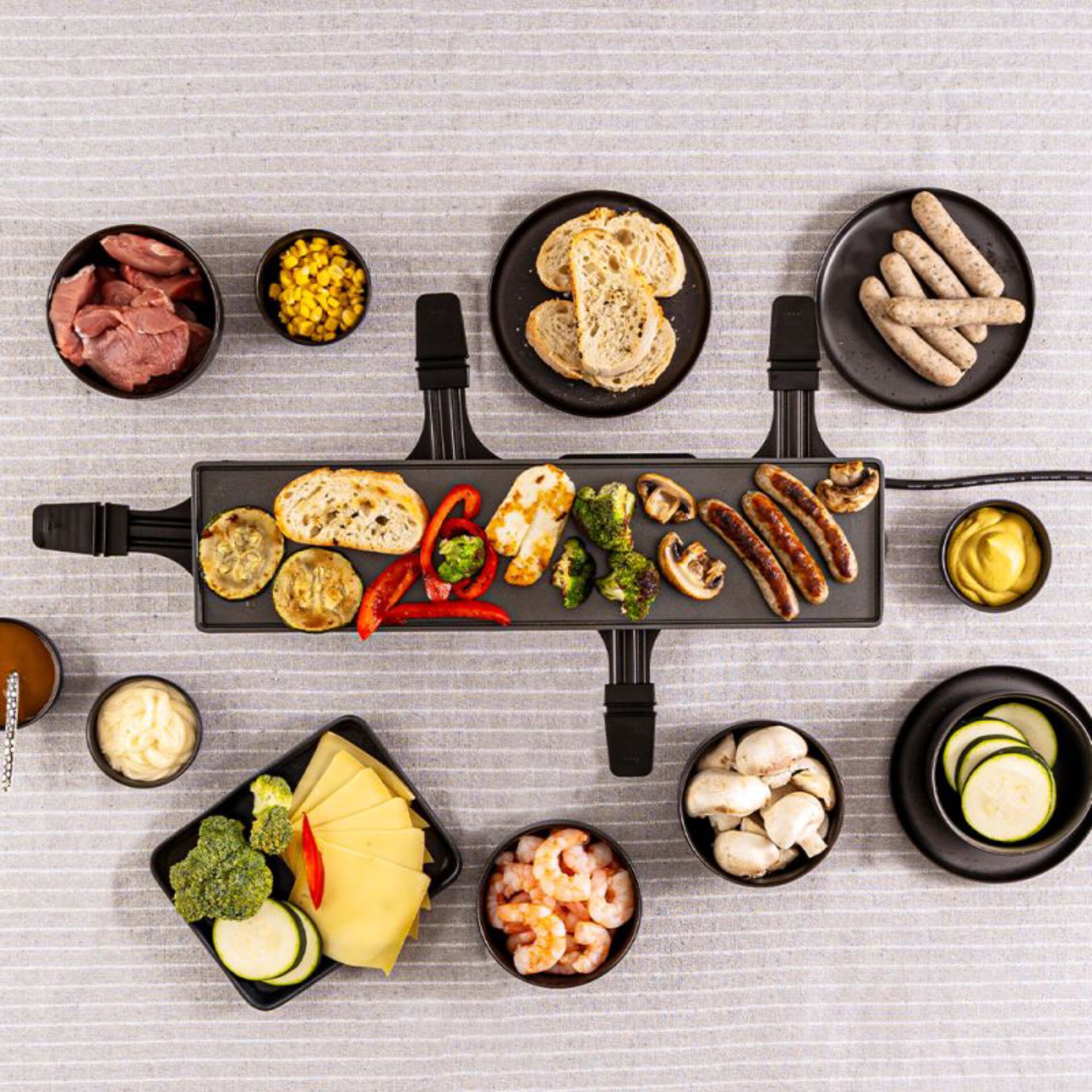 grillplatte, grillpfannenplatte, gemüsespieße, brotsnack, käseplatten