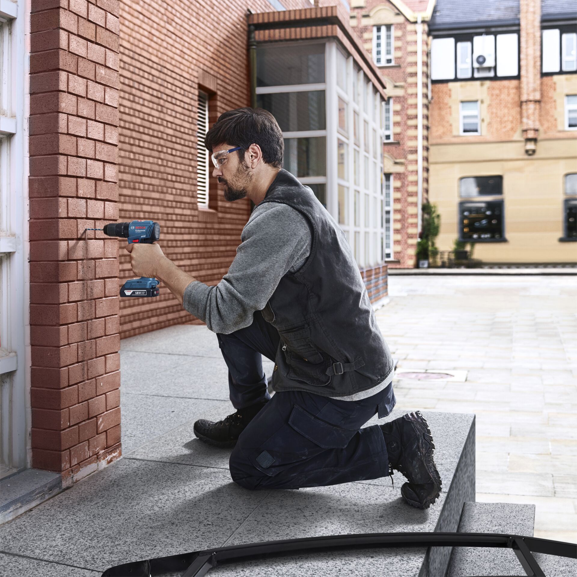 Gerät, Elektrische Bohrmaschine, Werkzeug, Kniend, Person