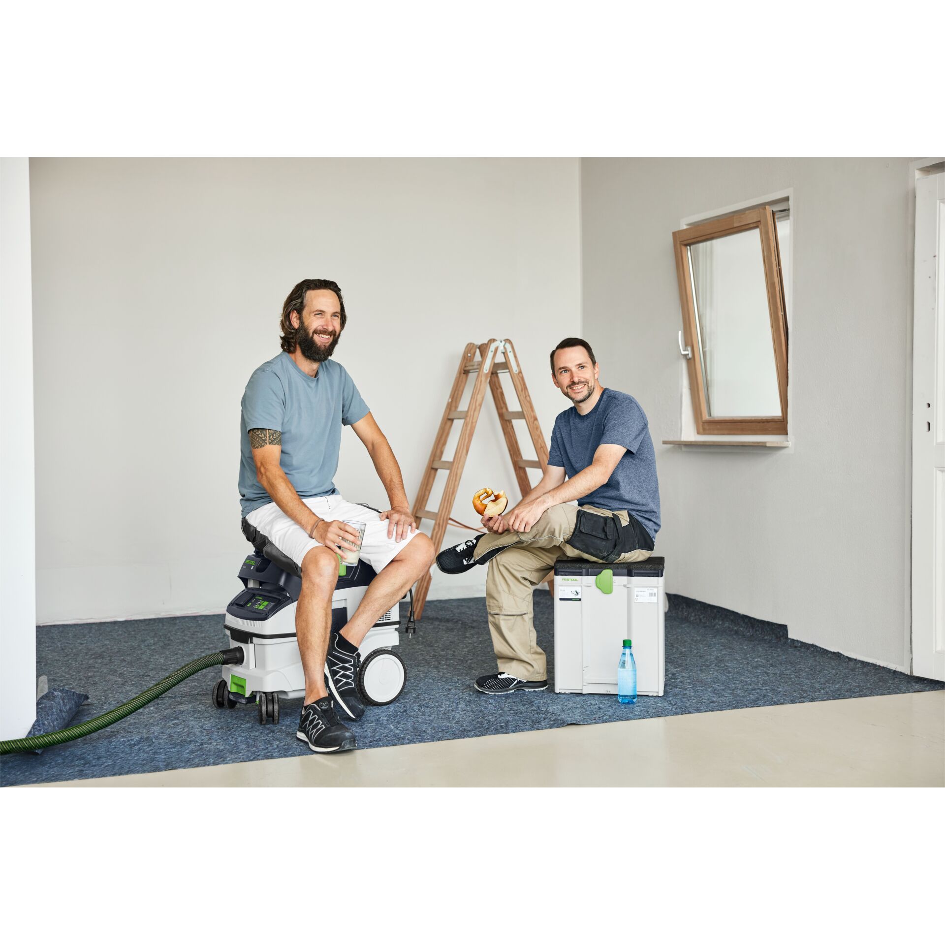 Arbeitsleute, Fliesenlegen, Werkzeuge, Leiter, Industrieller Aufbau