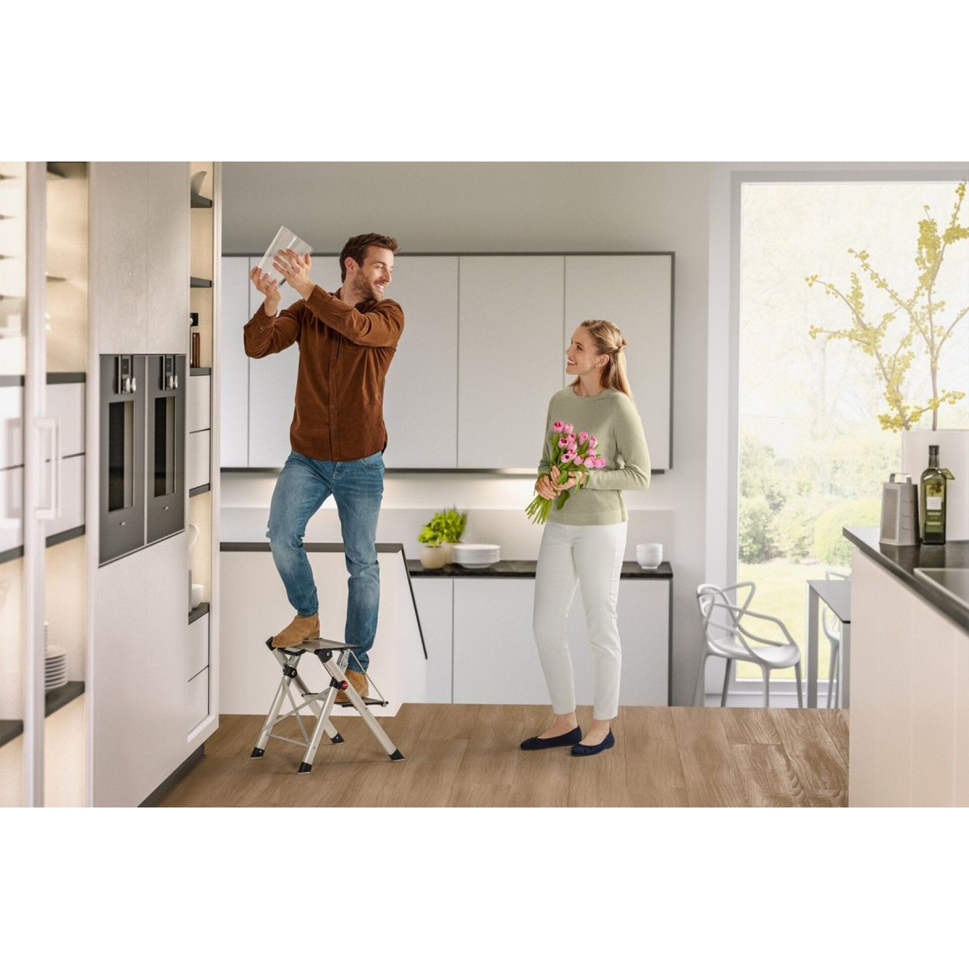 kitchen, Trittstuhl, Leiter, Mann auf dem Trittleiter, Blumenstrauß