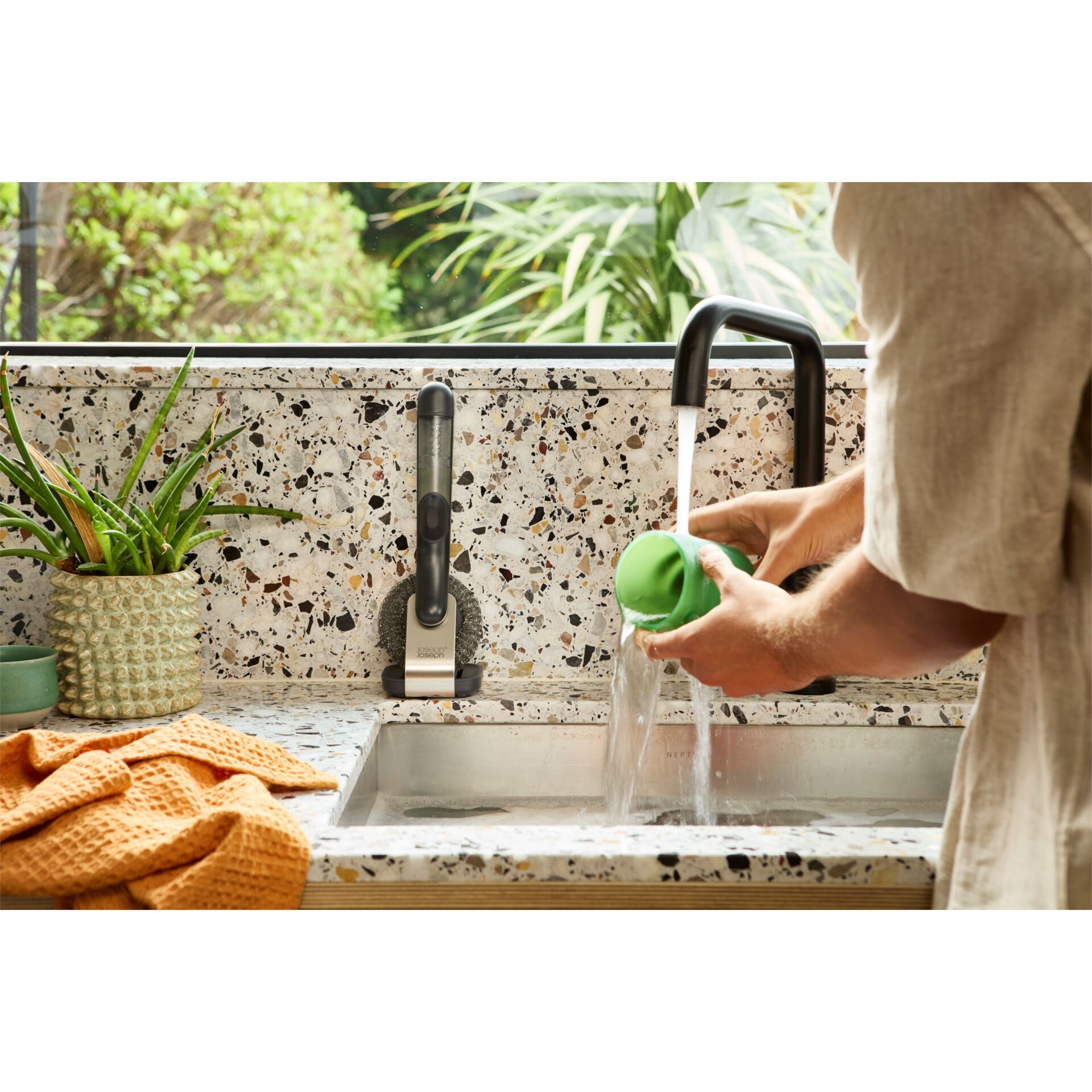 Waschbeckenarmatur, Erwachsener, Männlich, Mann, Person