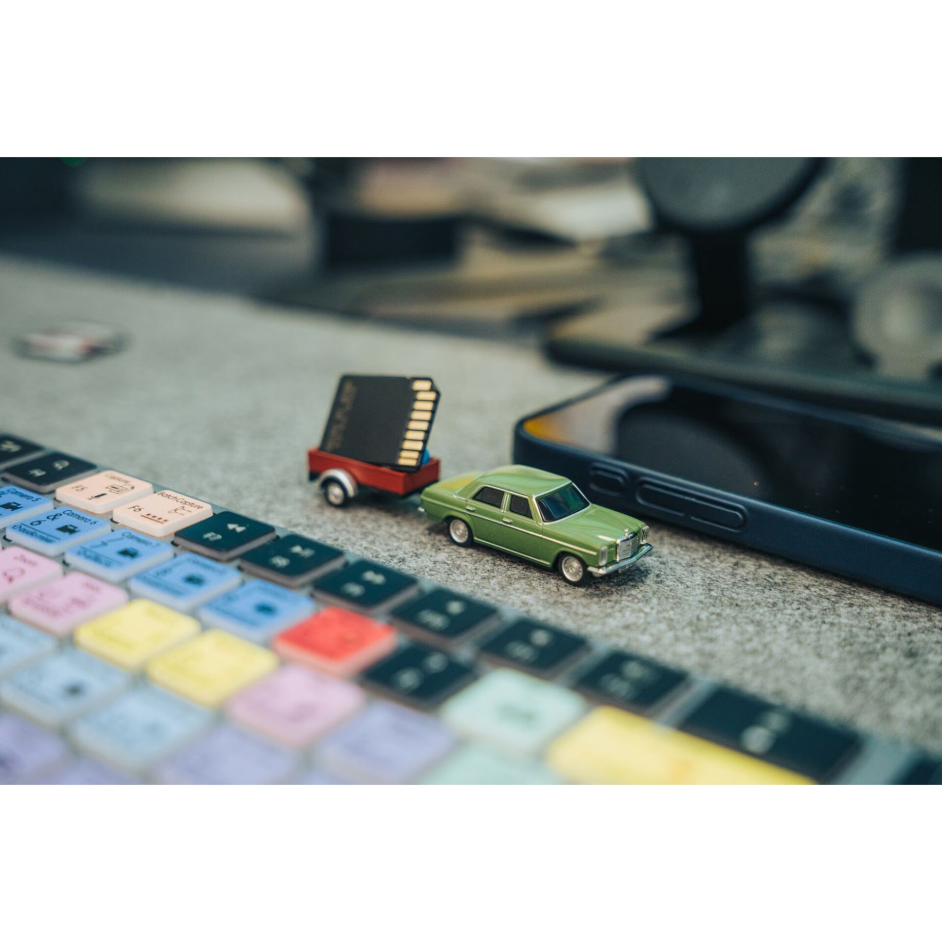 Miniature car, Grünes Auto, Modellauto, SD-Karte?, Tastaturtasten?