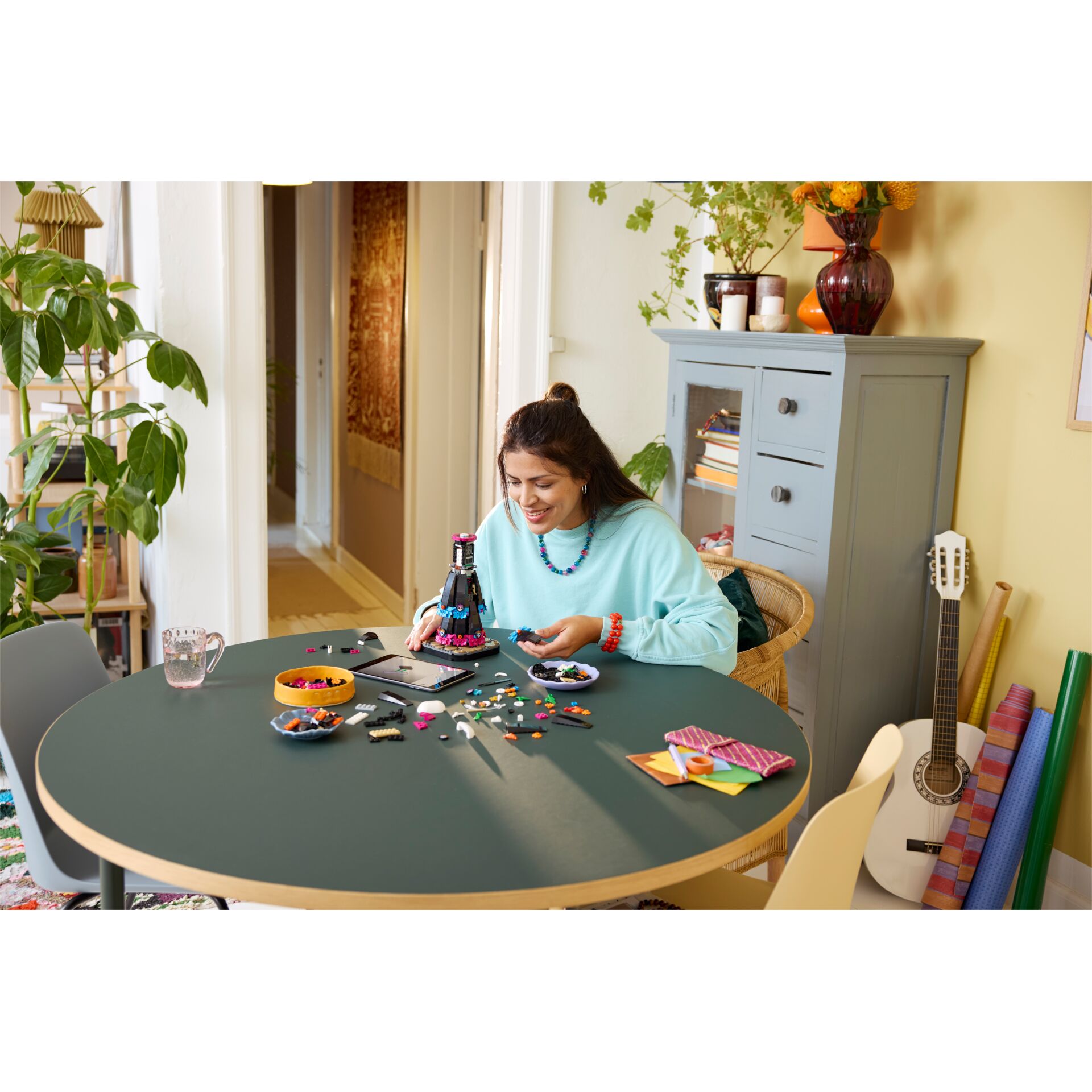 handgefertigter schmuck, perlen, bastelarbeit am tisch, gitarren im raum, basteln hobby