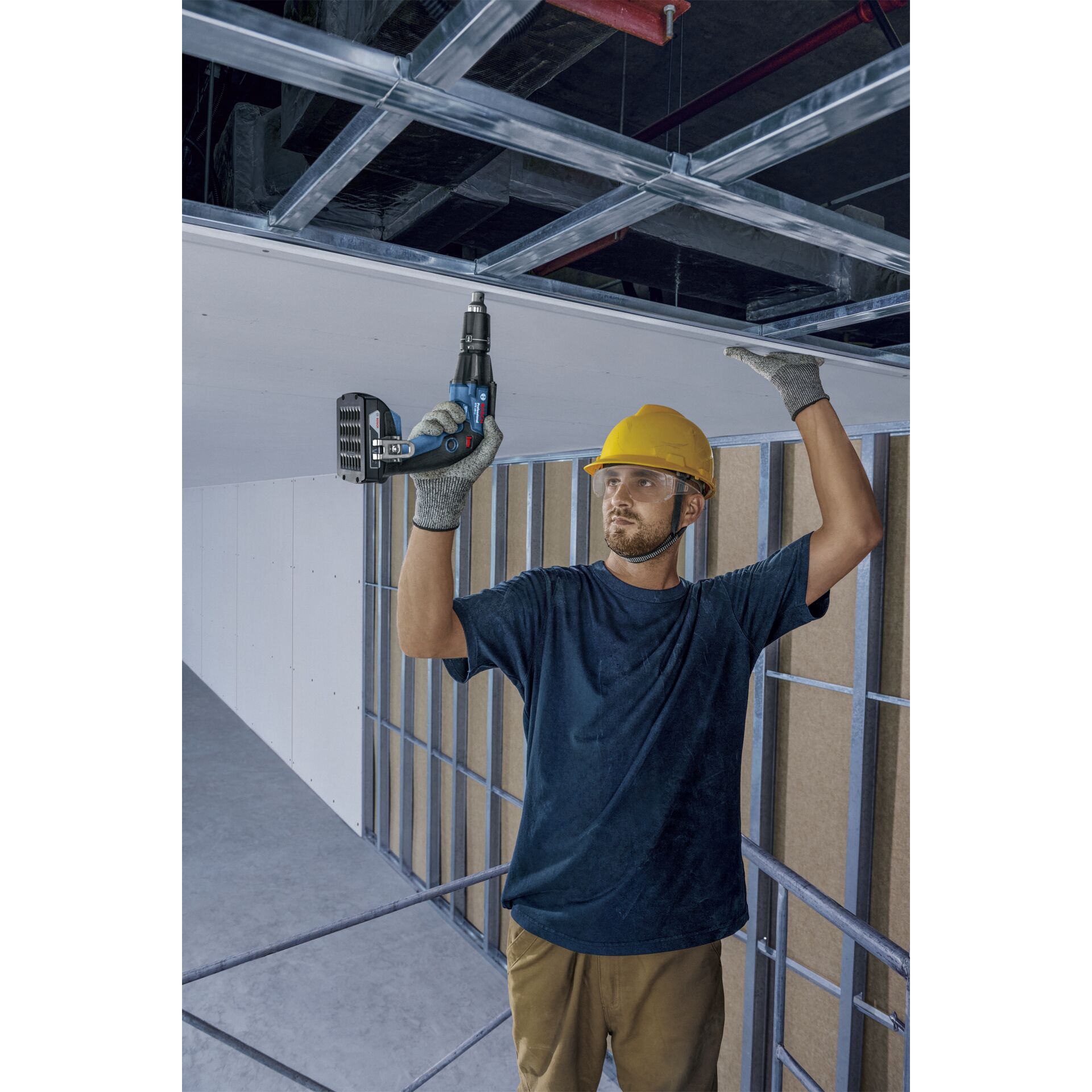 Person, Arbeiter, Elektrische Bohrmaschine, Werkzeug, Handschuh