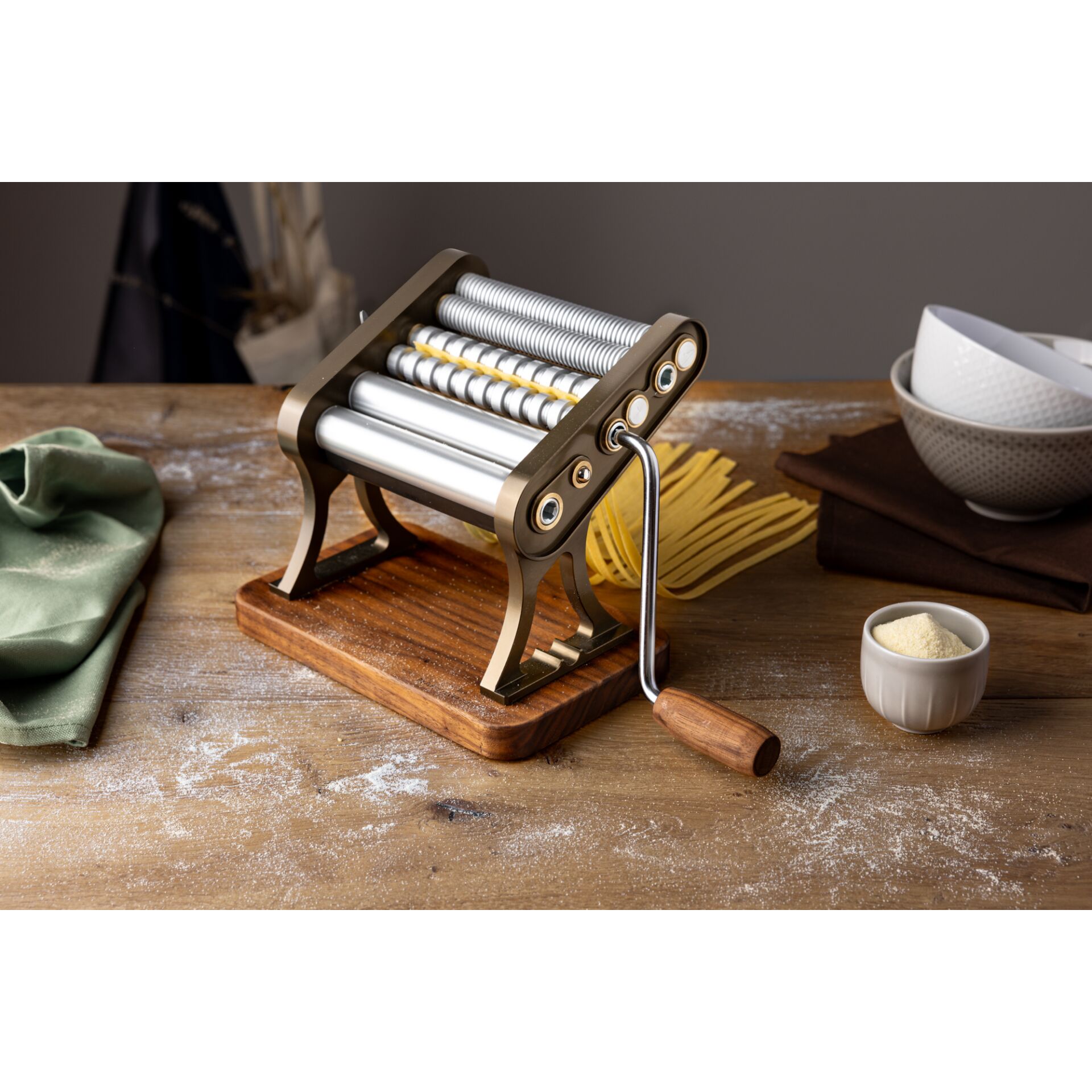 Pasta machine, Nudelroller, Metall, Holzunterlage, Küchenzubehör