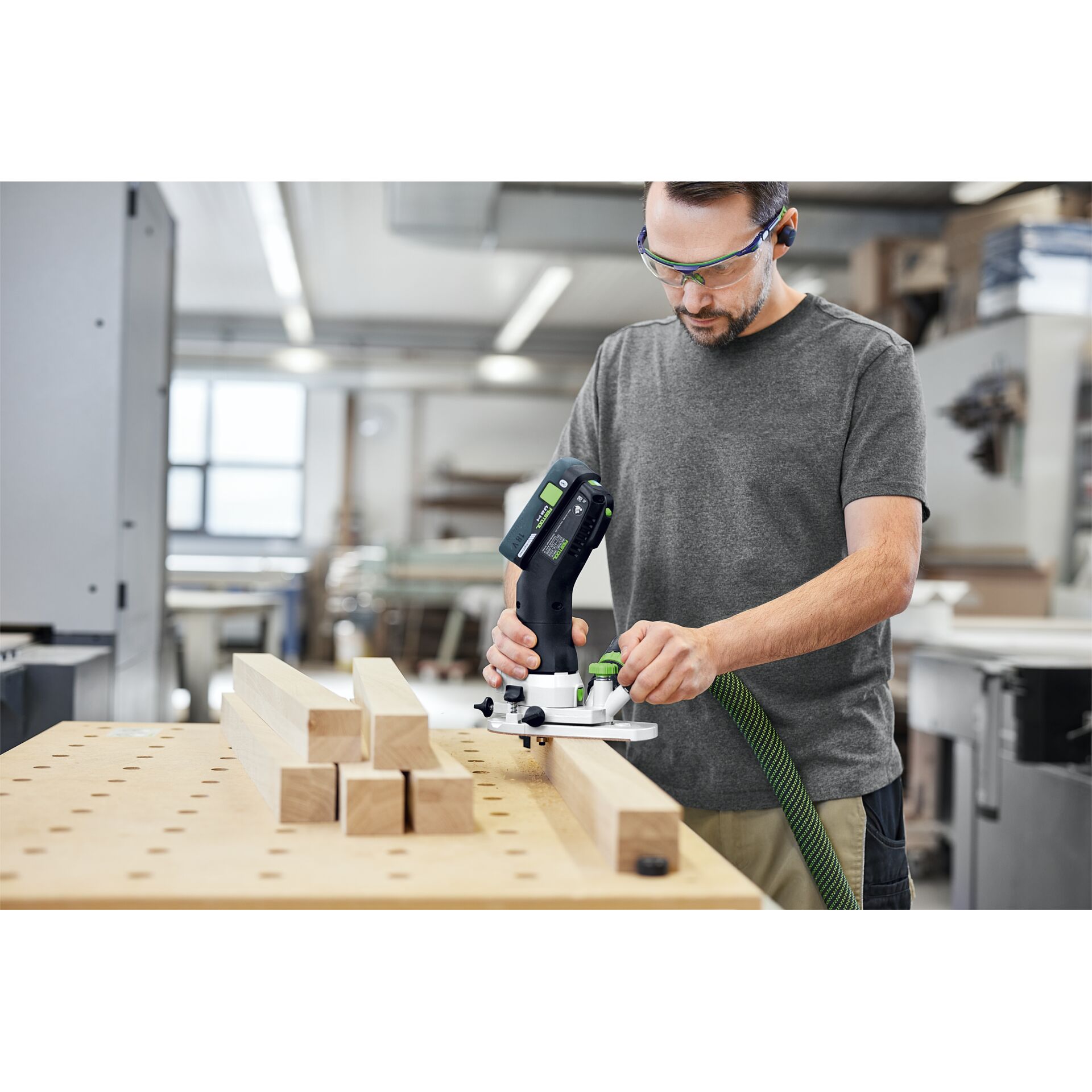 Person, Holzbearbeitung, Gerät, Elektrische Bohrmaschine, Werkzeug, Person, Holzbearbeitung, Gerät, Elektrische Bohrmaschine, Werkzeug