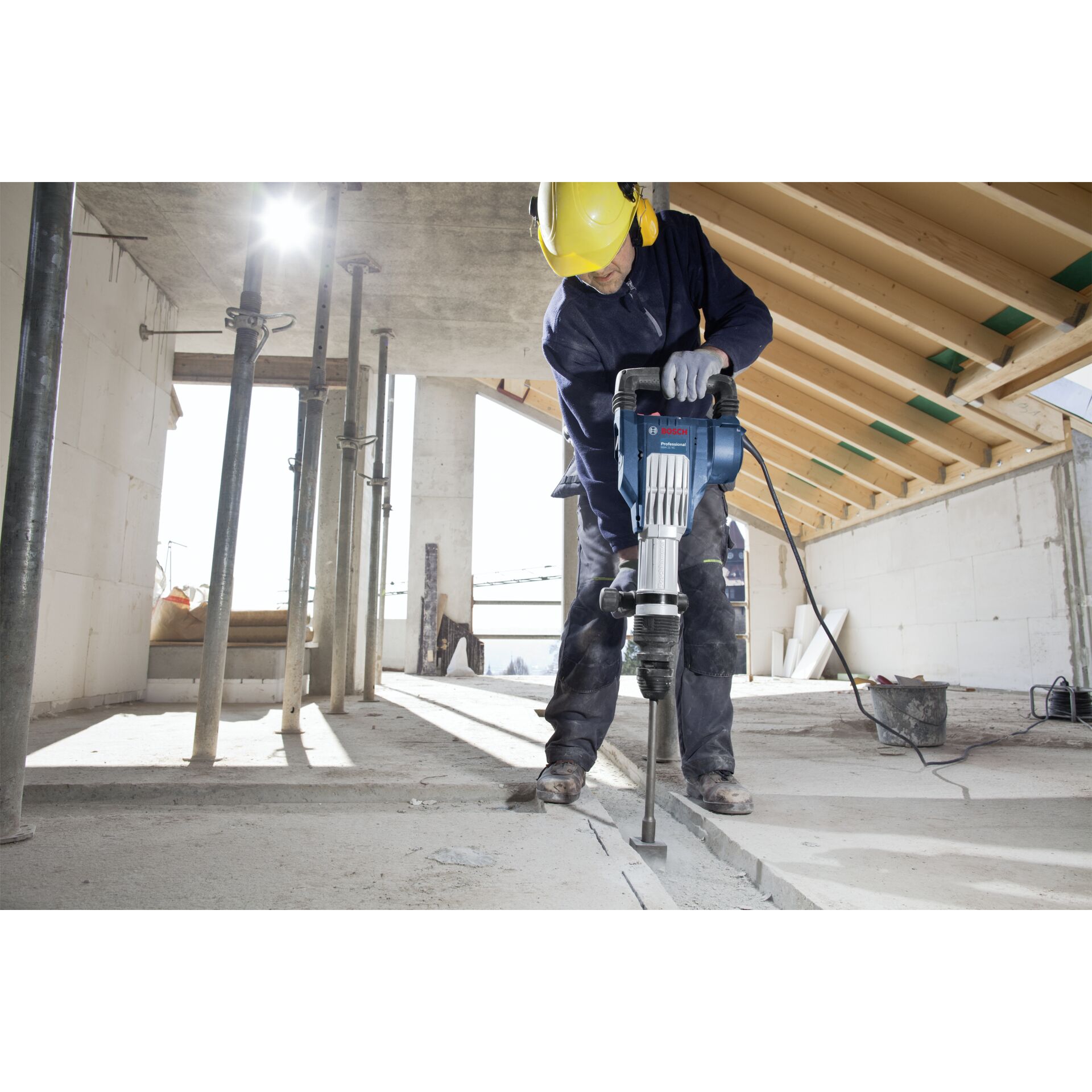 Person, Arbeiter, Elektrische Bohrmaschine, Handschuh, Helm