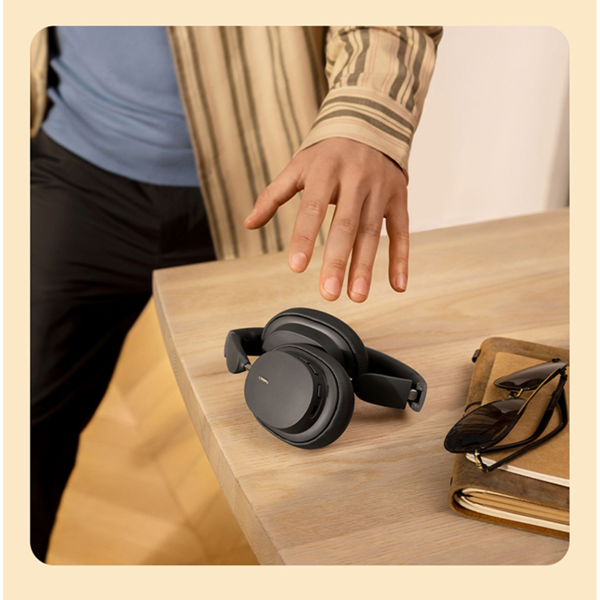 Innenarchitektur, Holz, Kopfhörer, Sperrholz, Person