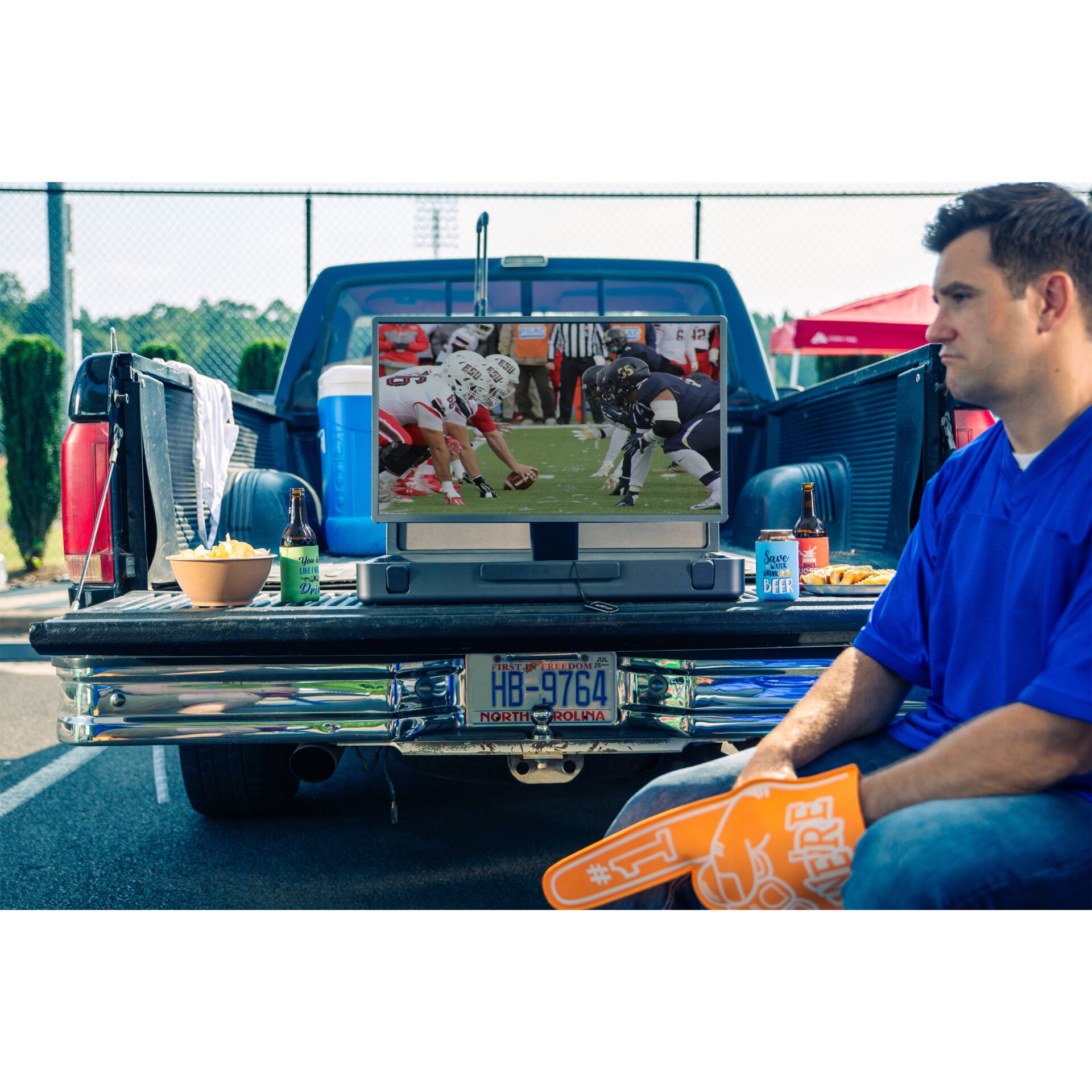 truck, tailgate, fernseher, getränk, handschuh
