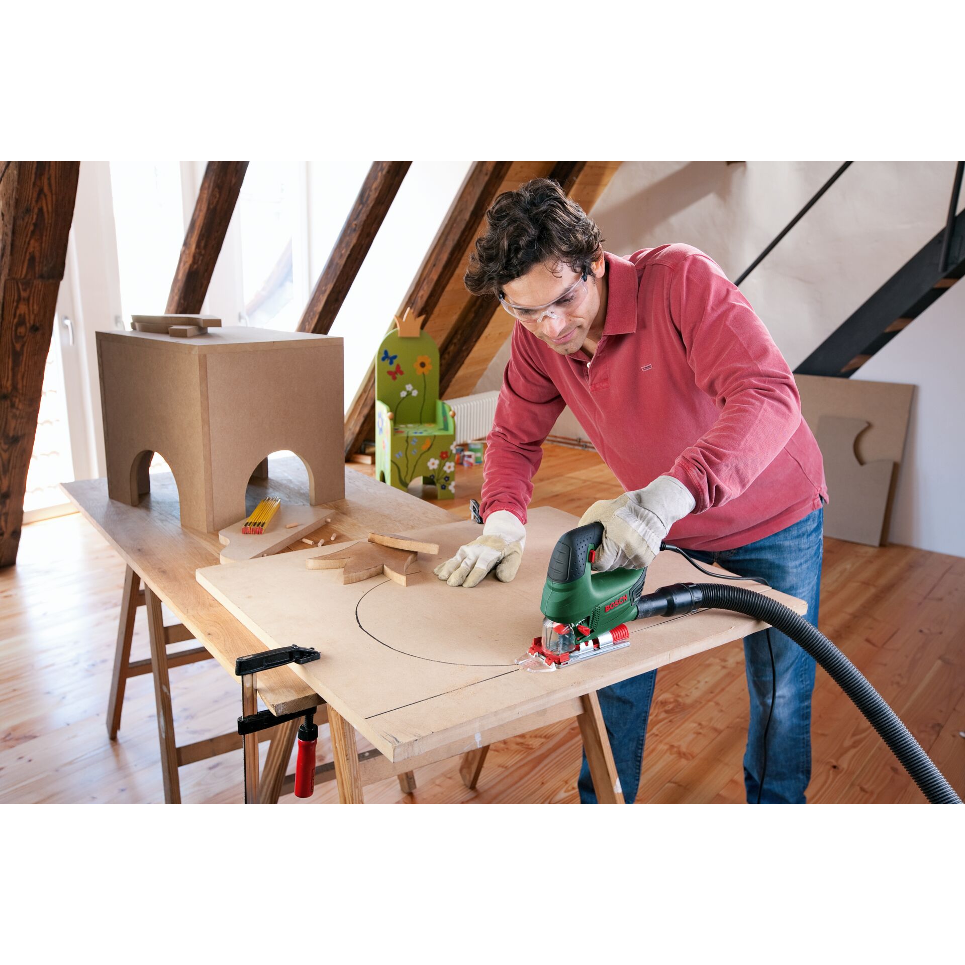 Spanplatten, U-Rundung, Elektrischer Hobel, Werkbank, Handschuhe