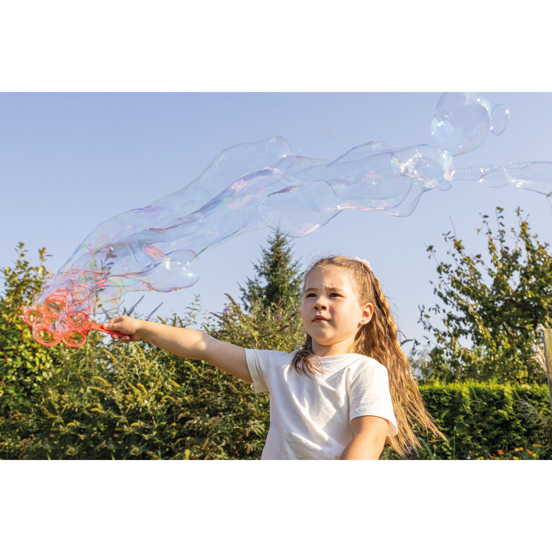 Seifenblasen, Kinder-Spiel, Outdoor-Aktivität, weißes T-Shirt, Grünfläche
