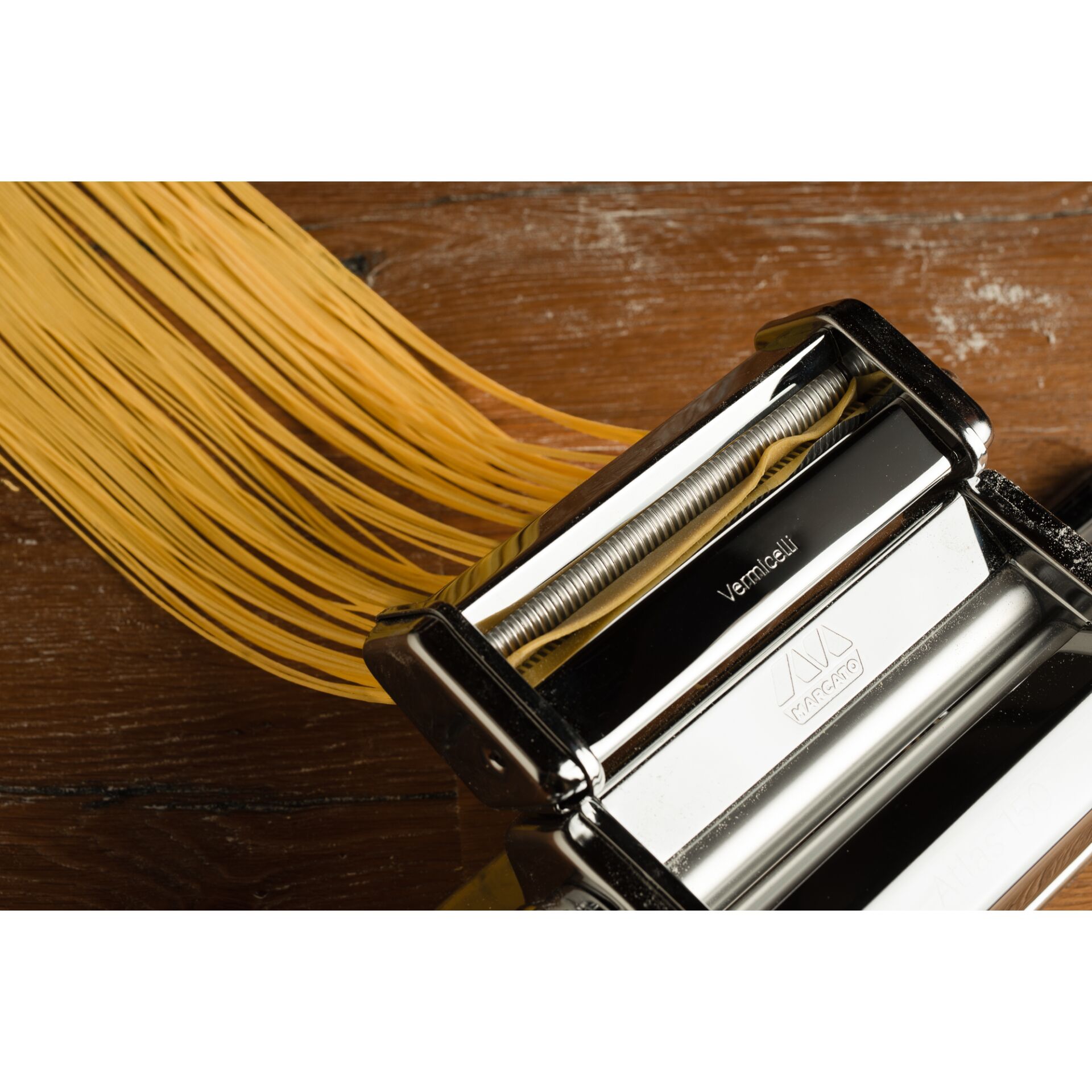 Klinge, Rasiermesser, Waffe, Pasta-Maschine, Nudelmaschine, Küchenwerkzeug, Metall, Holzunterlage