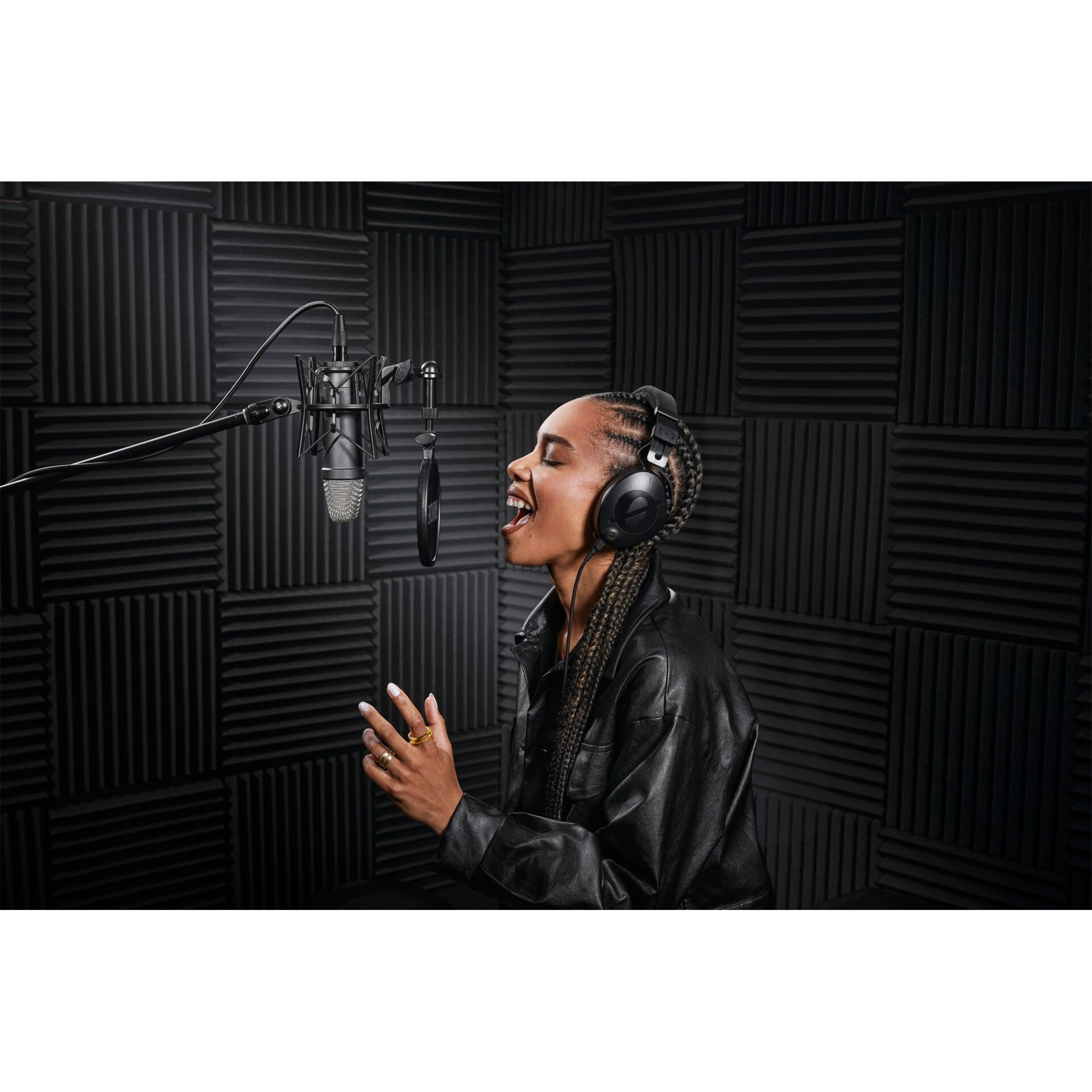 Innenarchitektur, Person, Solo-Auftritt, Mantel, mikrofon