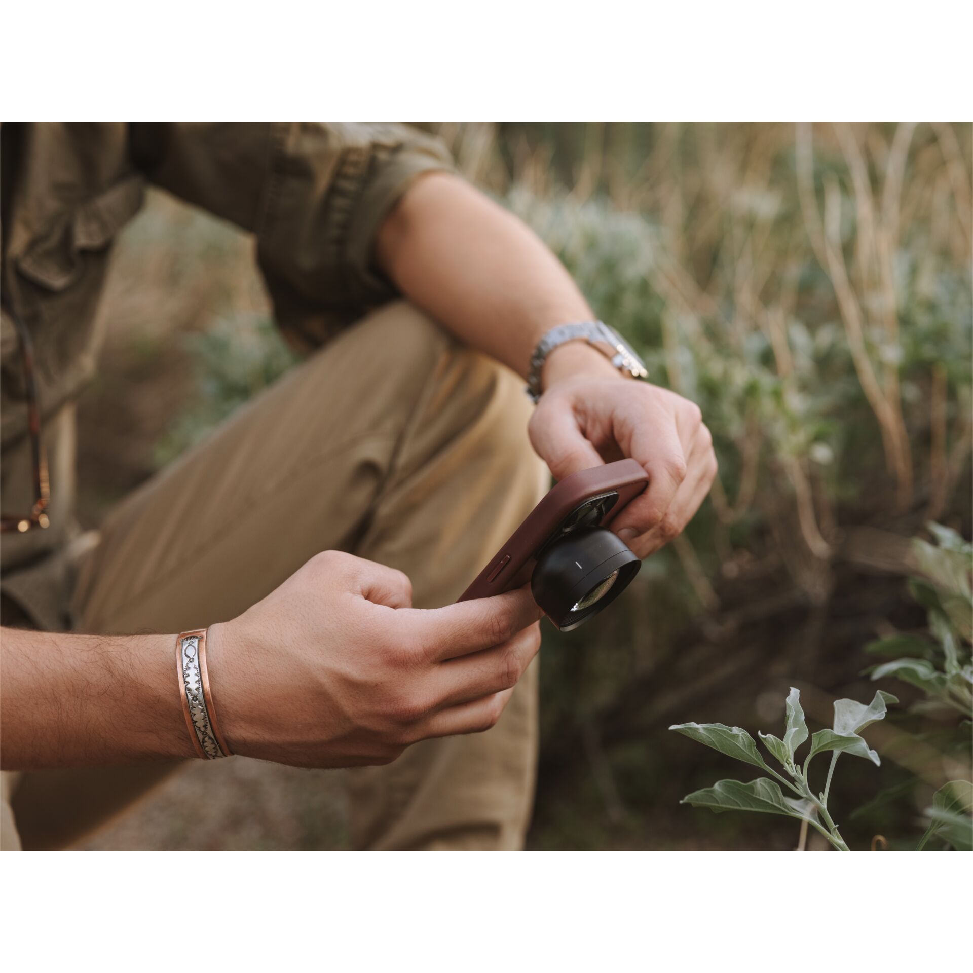 smartphone, Linsenklemme, Telefonzubehör, braune Hülle, Armband