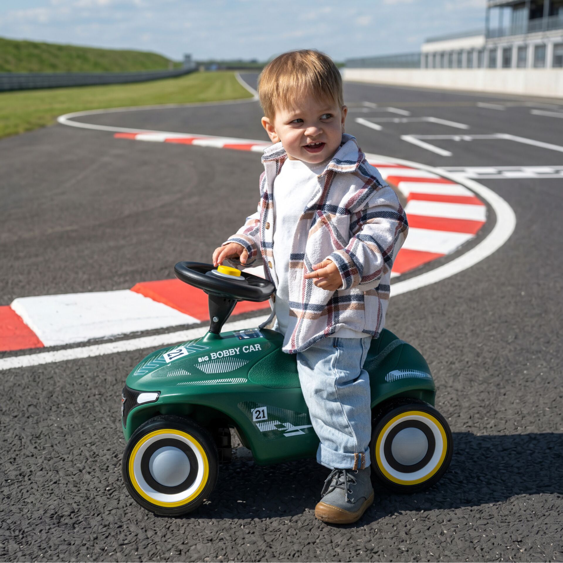 Kinderauto, Flitzer, Grün, Rennbahn, Plaid-Jacke