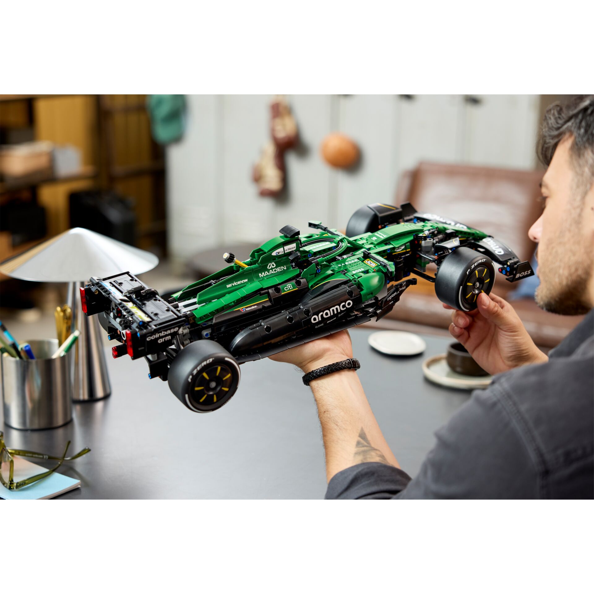Rennwagen, LEGO Technic, Modellauto, grüne Lackierung, Kartenturm/Arm