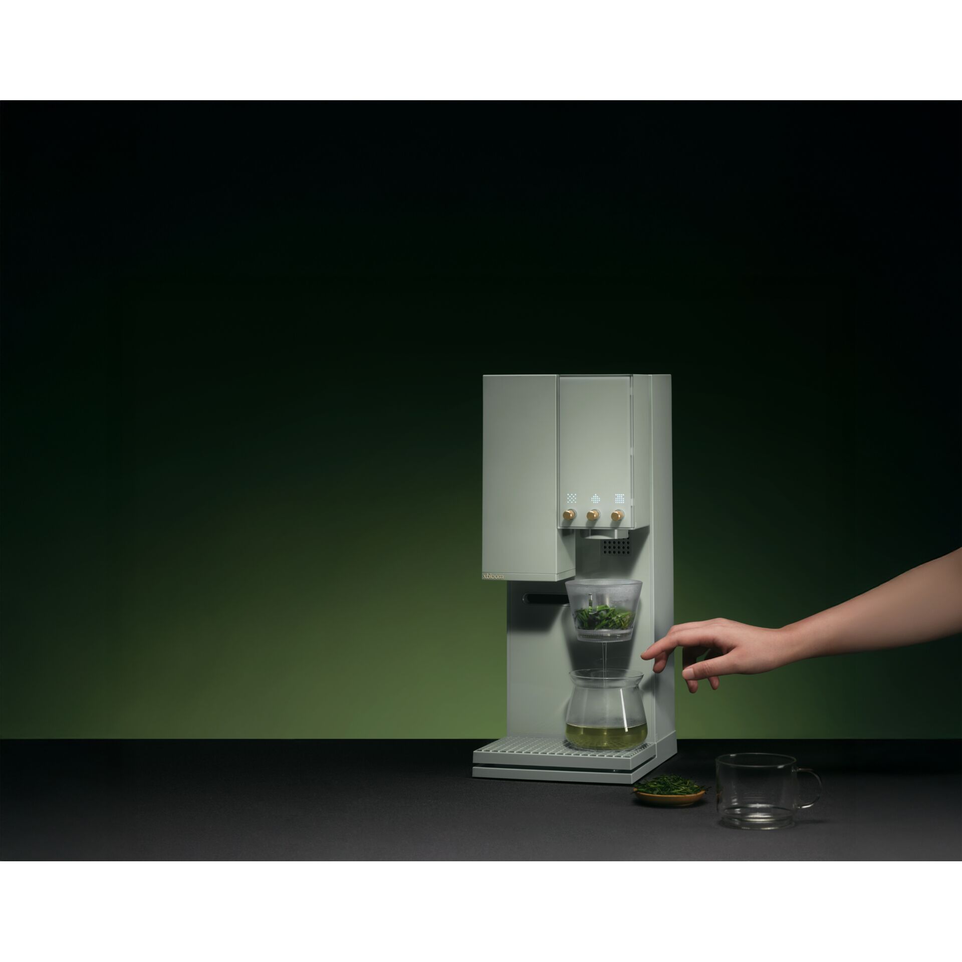 Kaffeemaschine, Kaffeemaschine mit Kaffeetassen, Espressoautomat, Wasservolumen-Glas, Personenhand