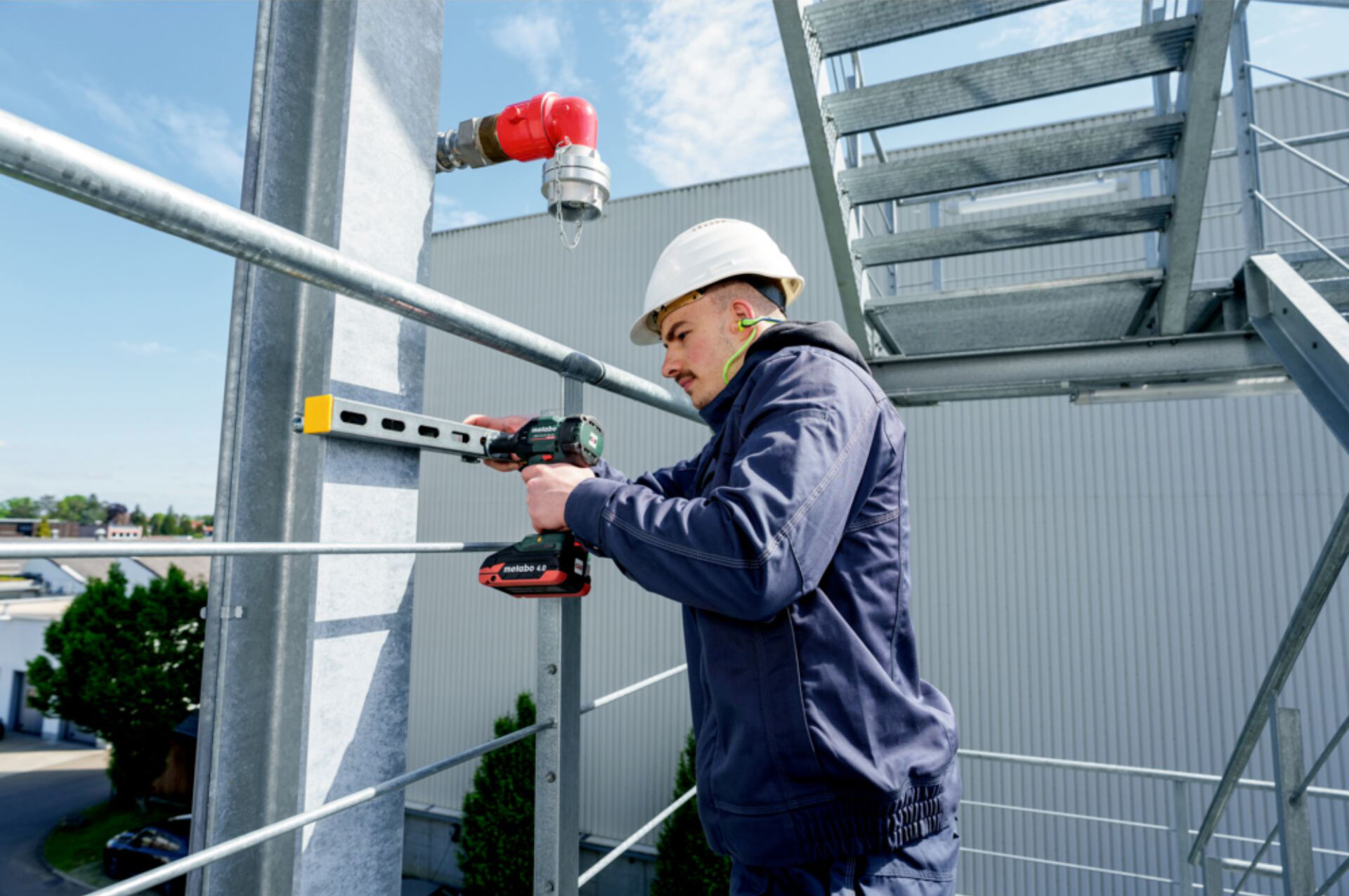 Arbeitshelm, Werkzeug, Bohrschrauber, Montage, Stahlkonstruktion