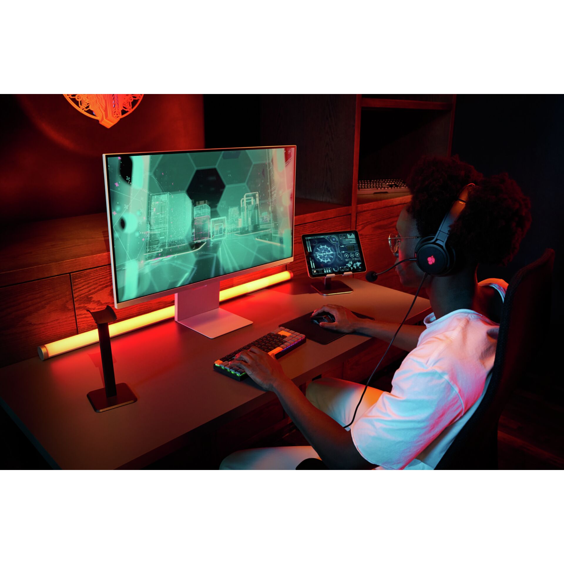 Gaming-Setup, Schreibtisch, Monitor, Headset, Computer