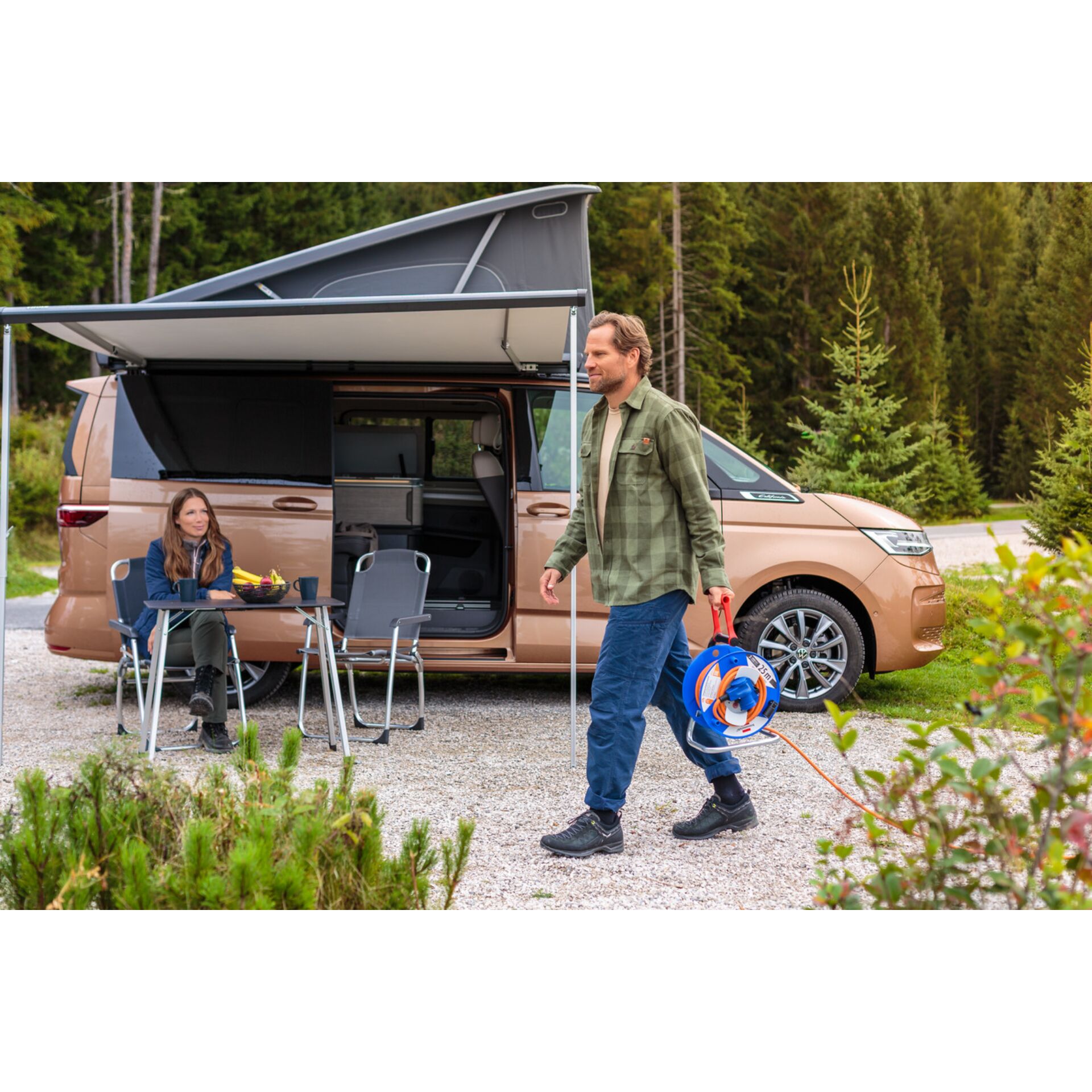 Camping-Van, Campingbus, Baldachin/Ausziehdach, Schlauchwagen, Outdoor-Szene