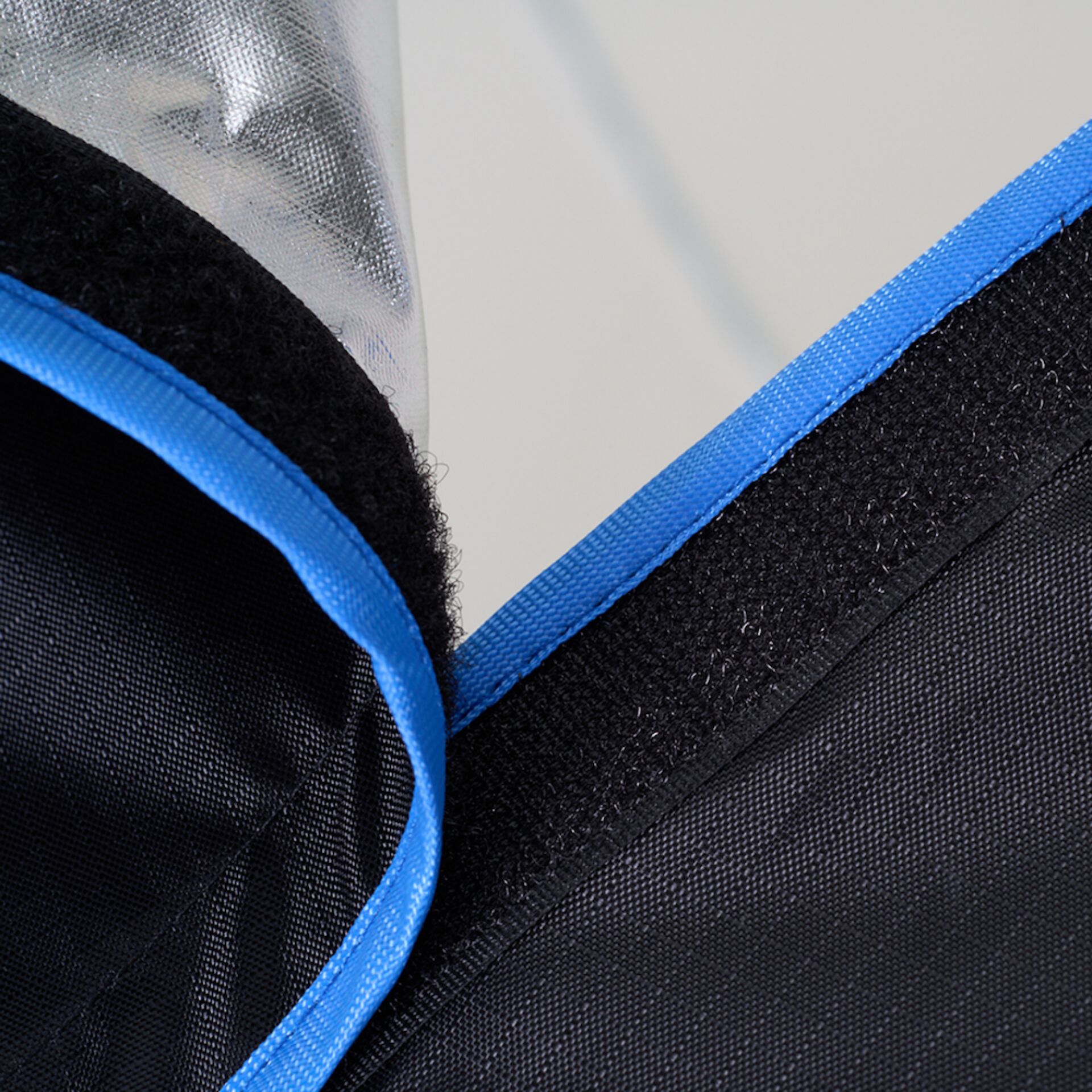 Schwarzes Netzgewebe, Blaue Einfassung, Klettverschluss, Textilmaterial