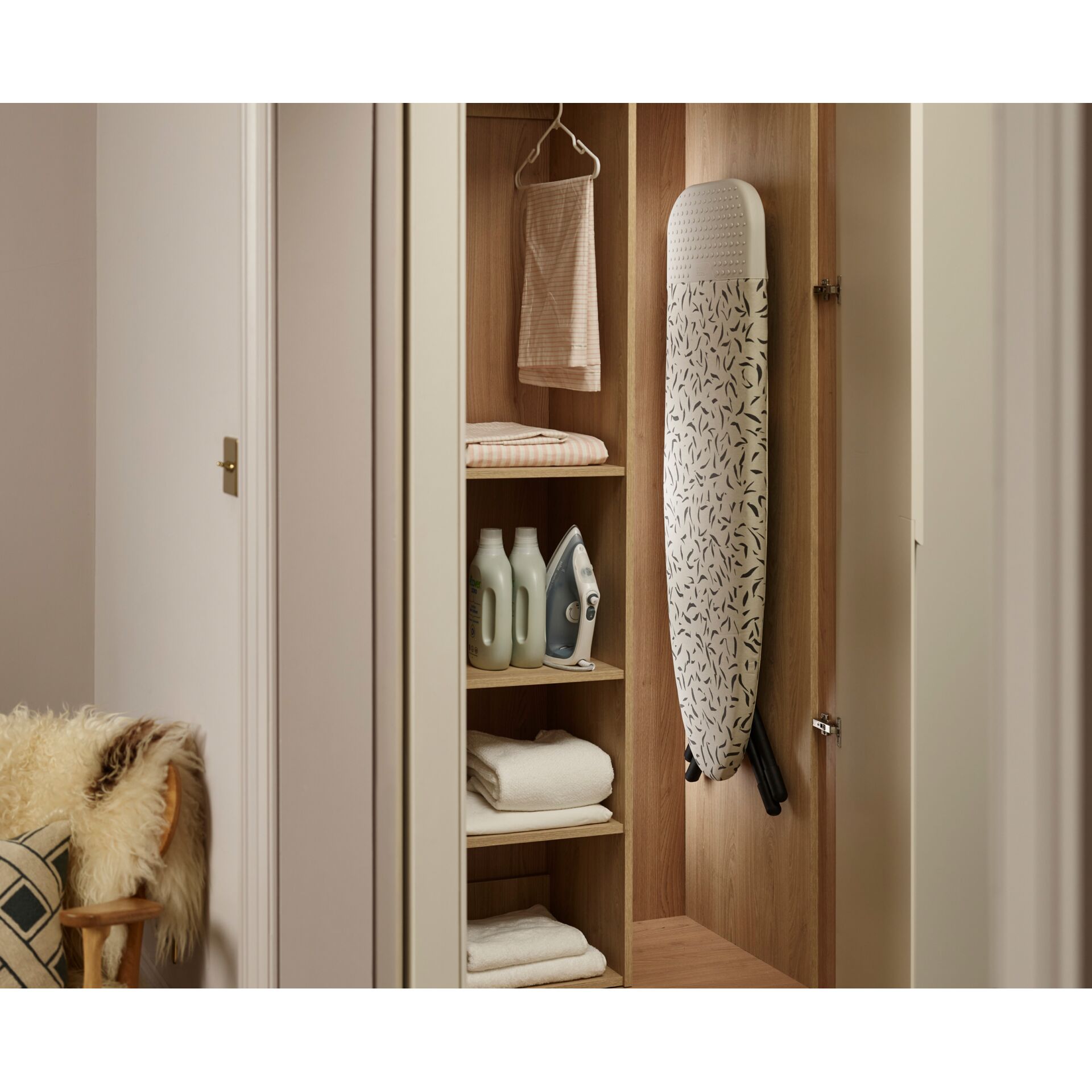 Drinnen, Innenarchitektur, Mobiliar, Schrank, Garderobe