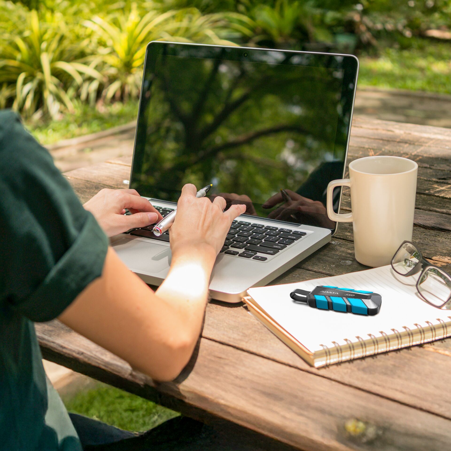 Tabelle, Laptop, Person, Schreiben, Stift