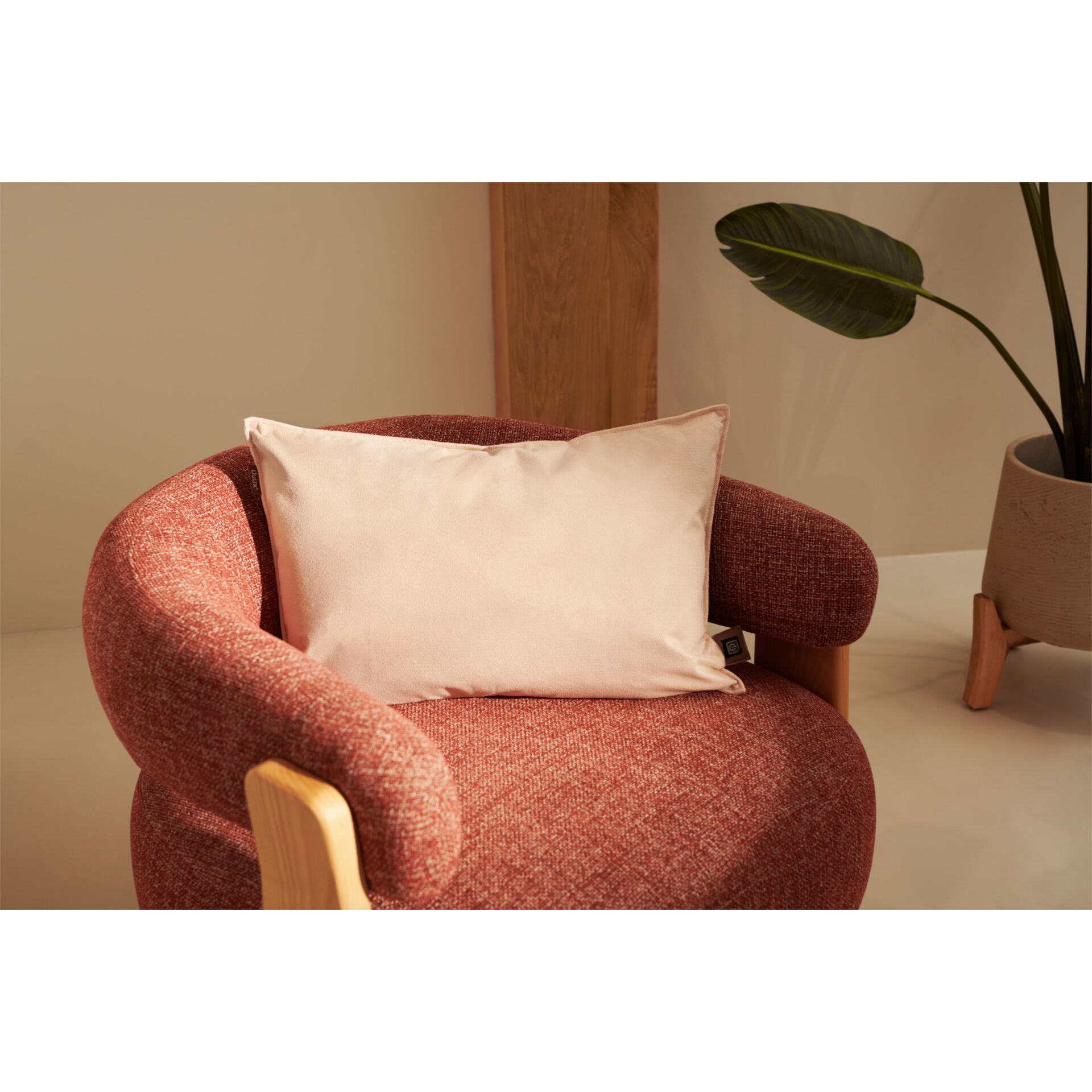 Sessel, Rückenkissen, rosarot, roter Stoff, Holzarmlehnen