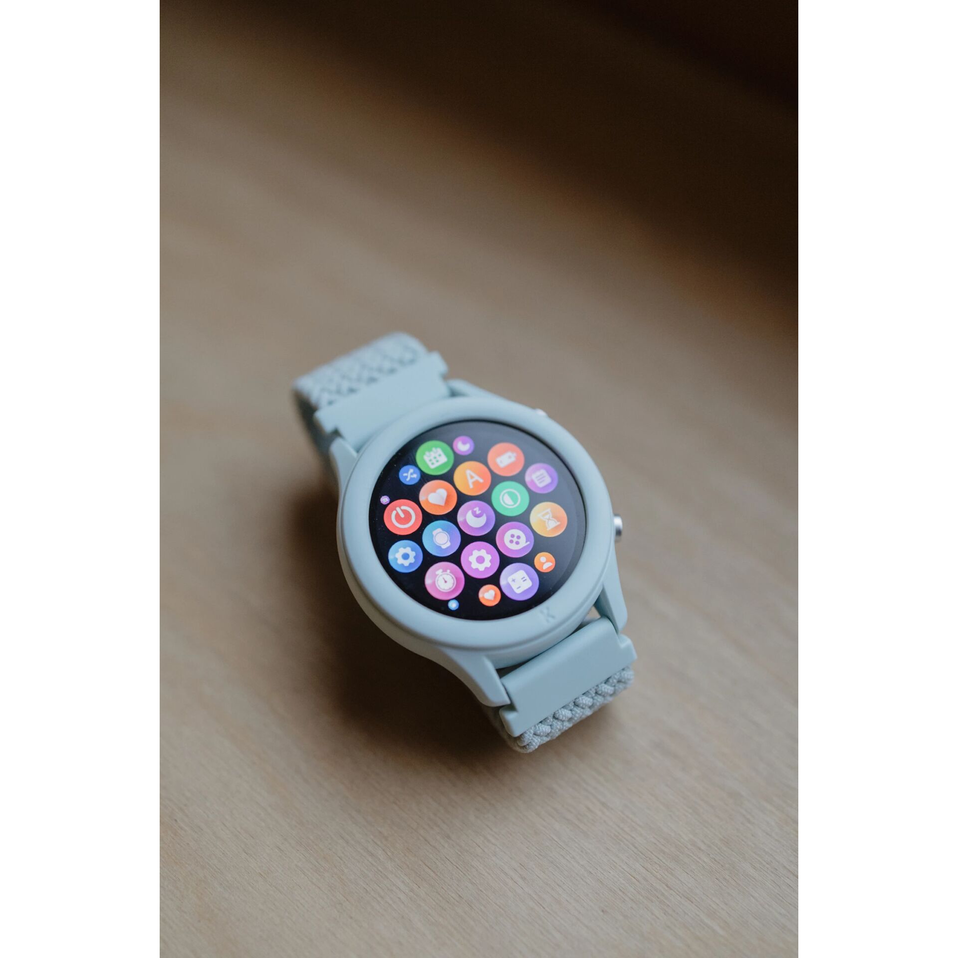 Smartwatch, Digitaluhr, bunte Symbole, Plastikband, runde Anzeige