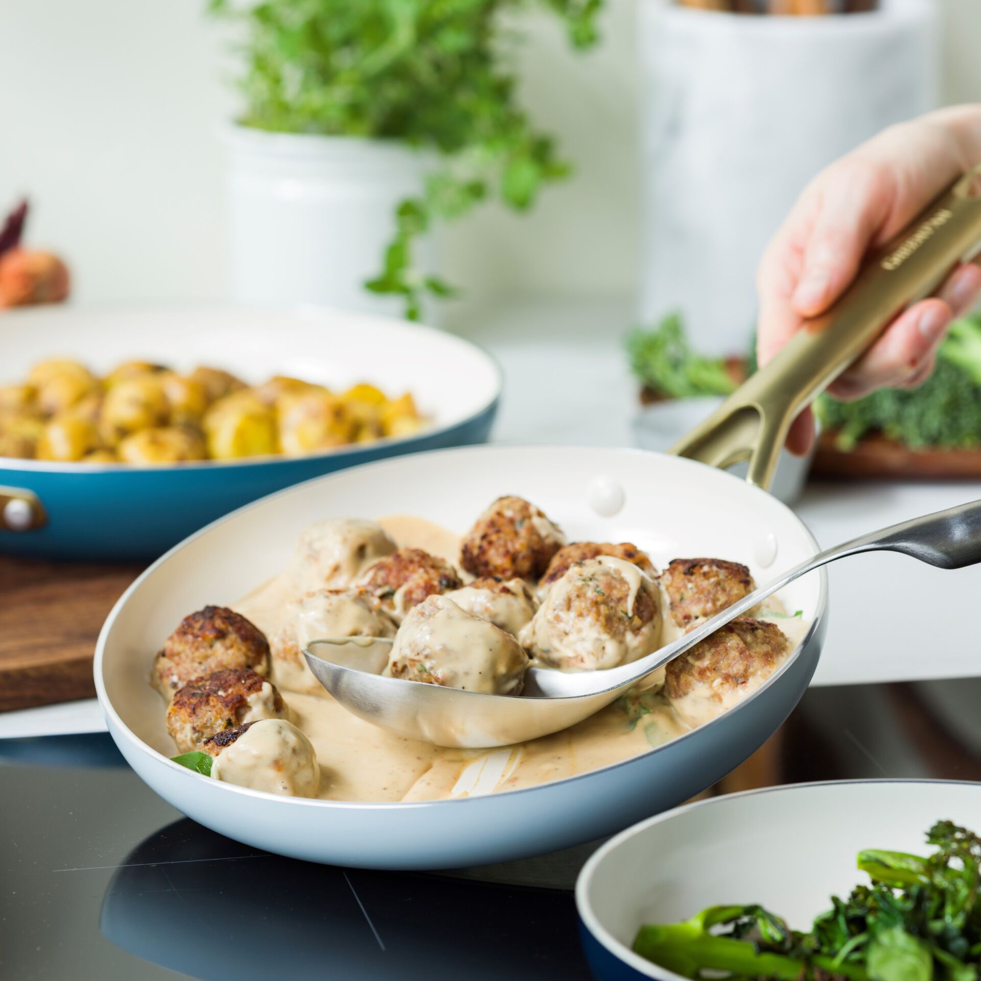 Köfte, Pfanne, Gehaltsoße, Kartoffeln, Gemüsebeilage