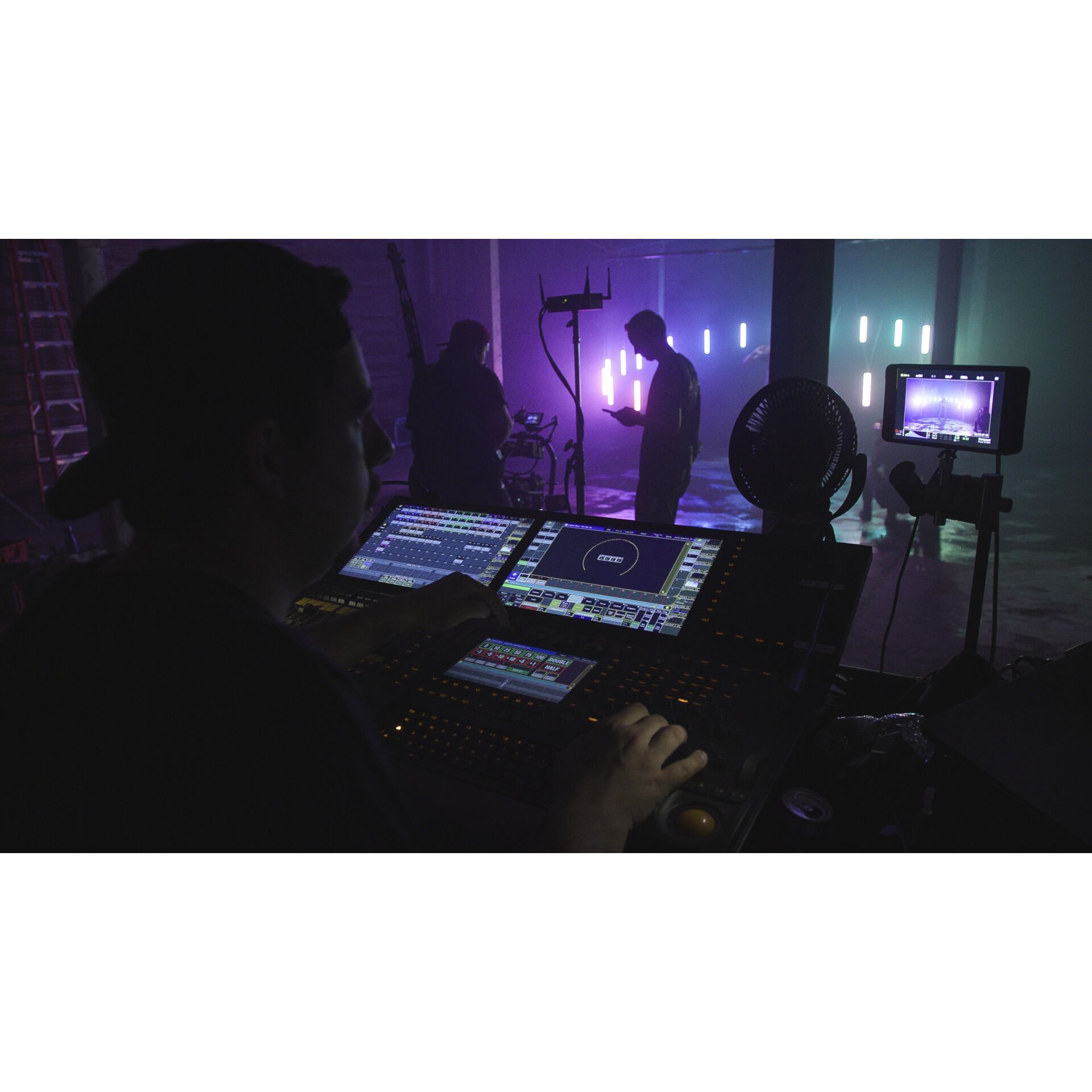 Elektronik, Bildschirm, Person, Computerausrüstung, Überwachen