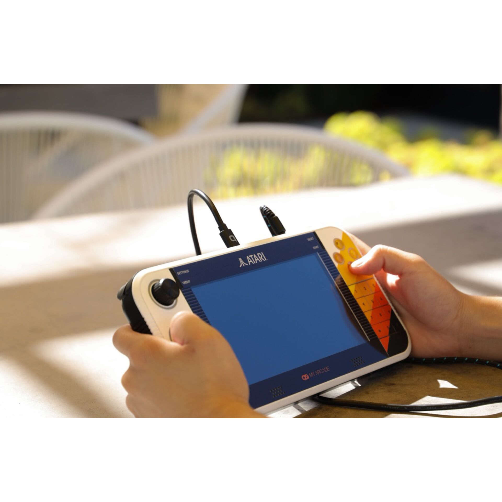 Handheld-Konsole, Gaming-Gerät, ATARI-Handheld, blaues Display, Kontroller mit Tasten
