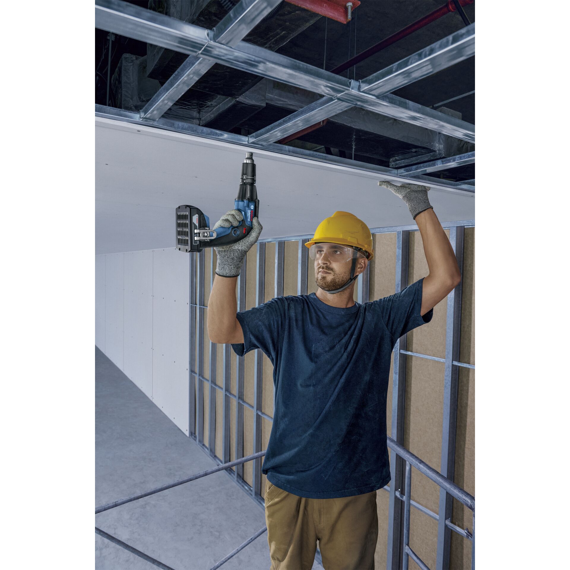 Person, Arbeiter, Elektrische Bohrmaschine, Werkzeug, Handschuh