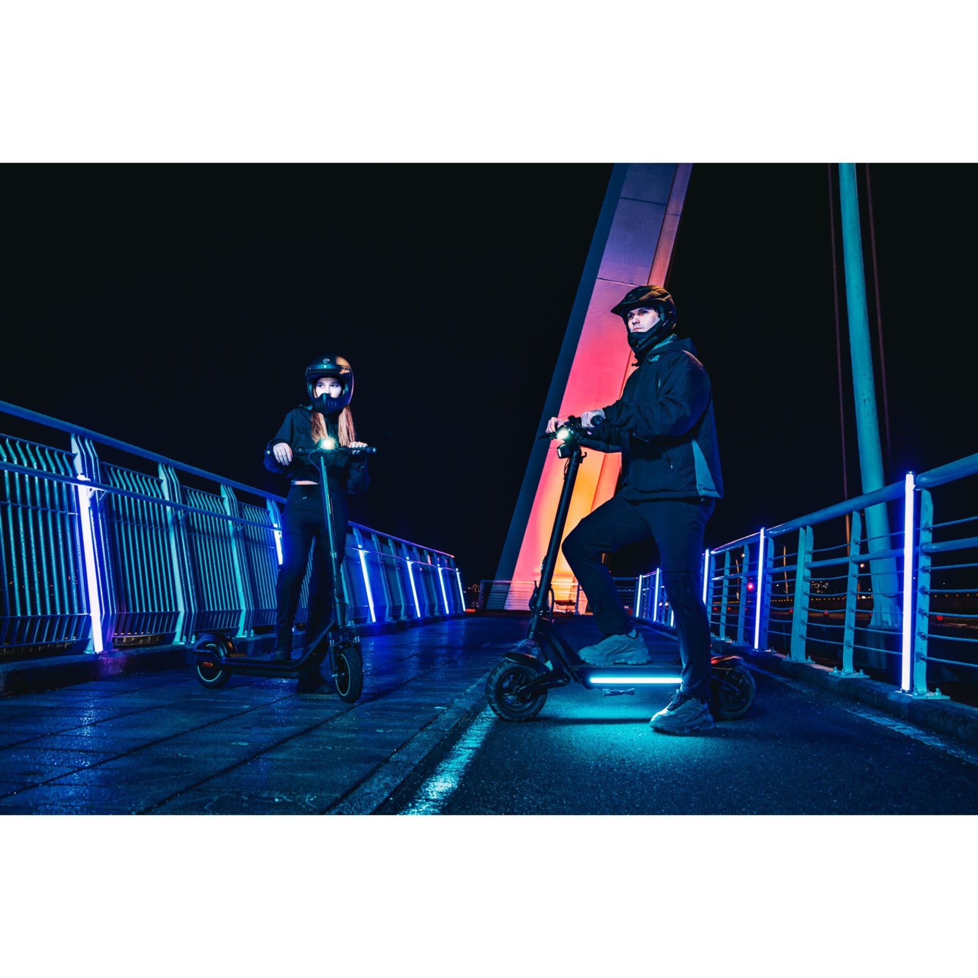 E-Scooter, Nachtfahrt, Helm, Blaues Licht, Brückenröh