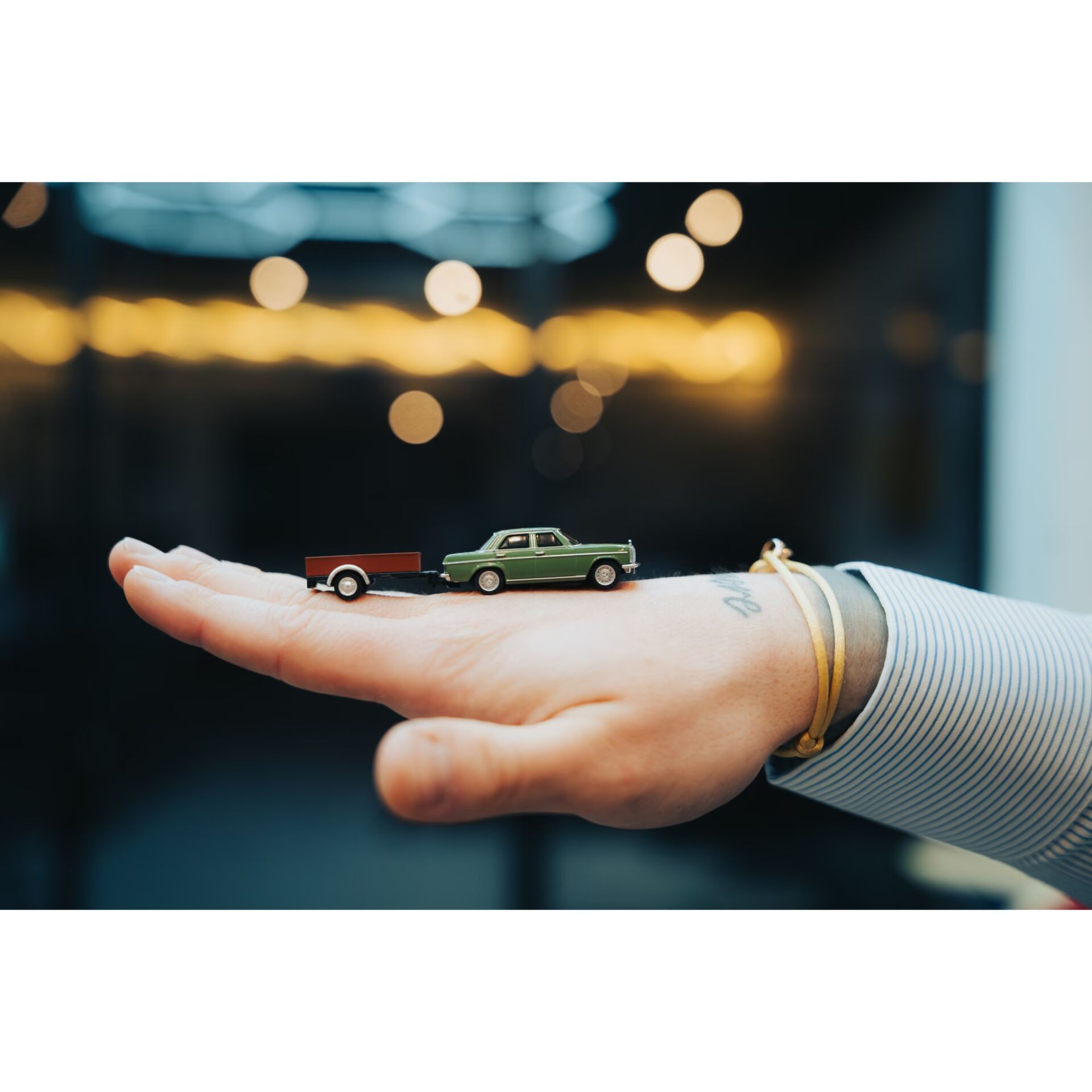 Miniaturauto, Spielzeugauto, grünes Auto, Handgröße, Modellfahrzeug