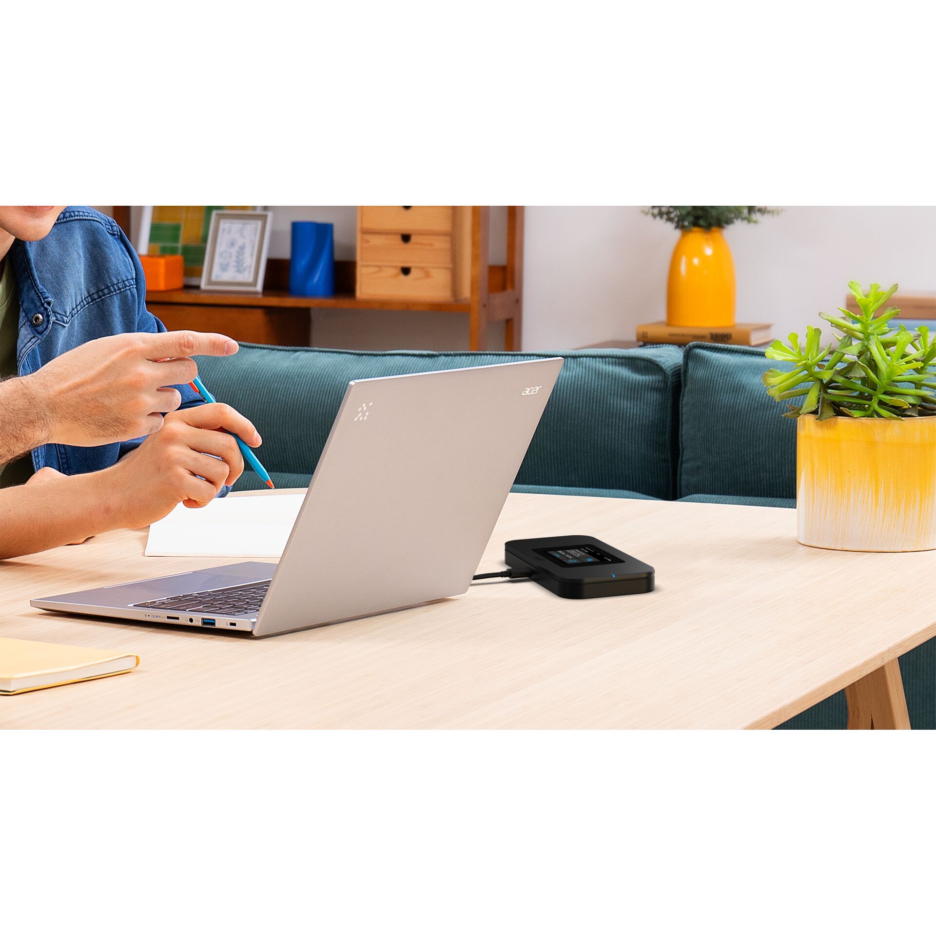 laptop, Laptop-Setup, Ladegerät-Dock, Schreibtischzubehör, Topfpflanze