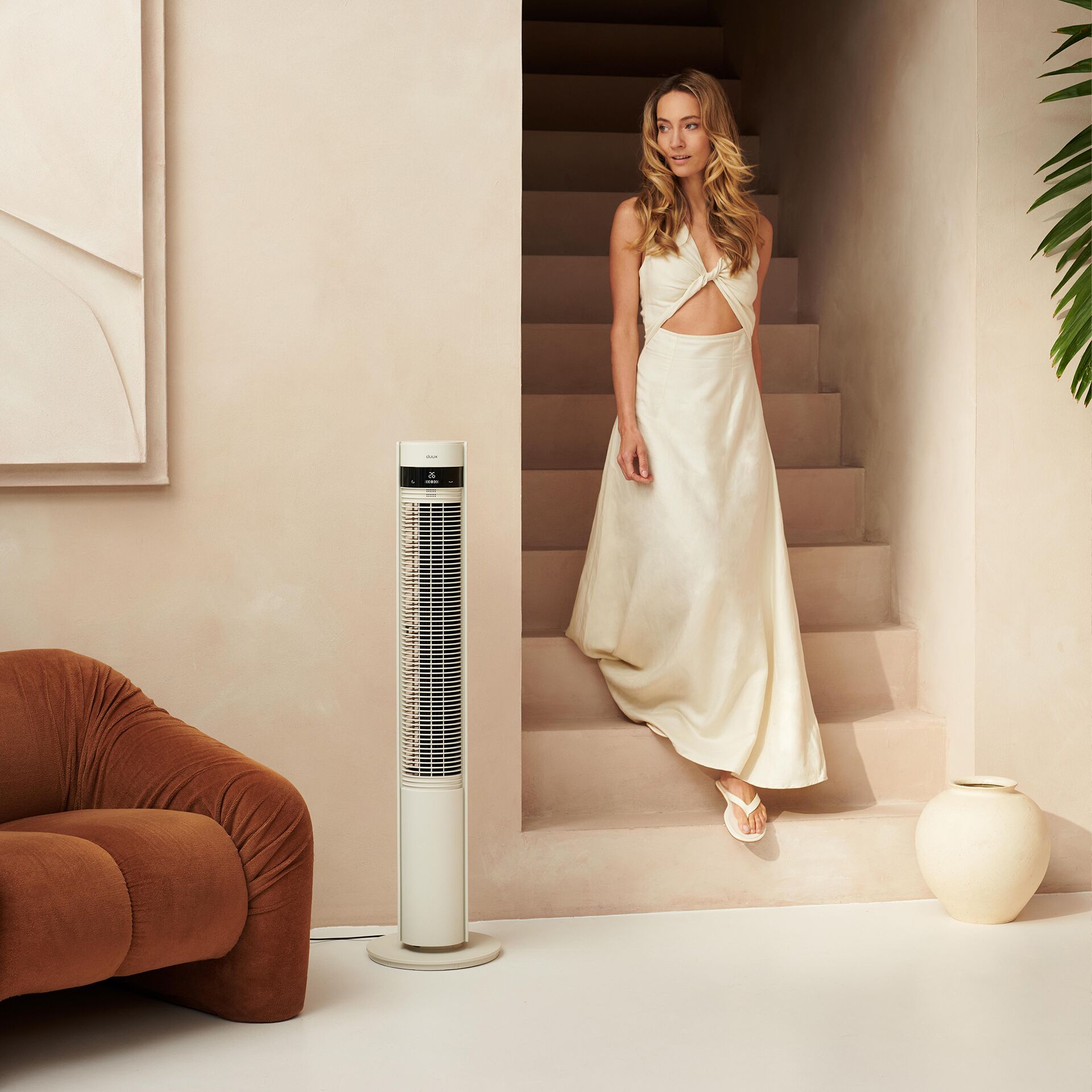 Turmkühlventilator, stehender Ventilator, beiges Kleid, Model, neutrale Einrichtung